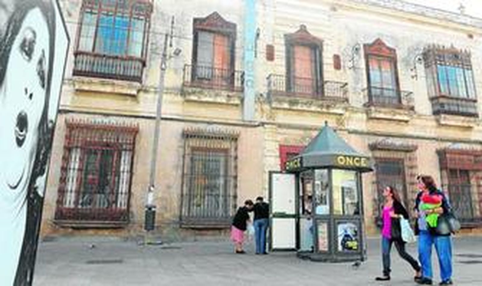 Fachada de la Casa Lazaga, en plena calle Real.