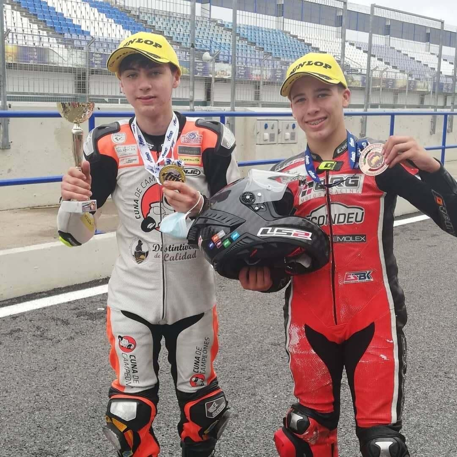 David González (i) posa con su medalla y su trofeo.