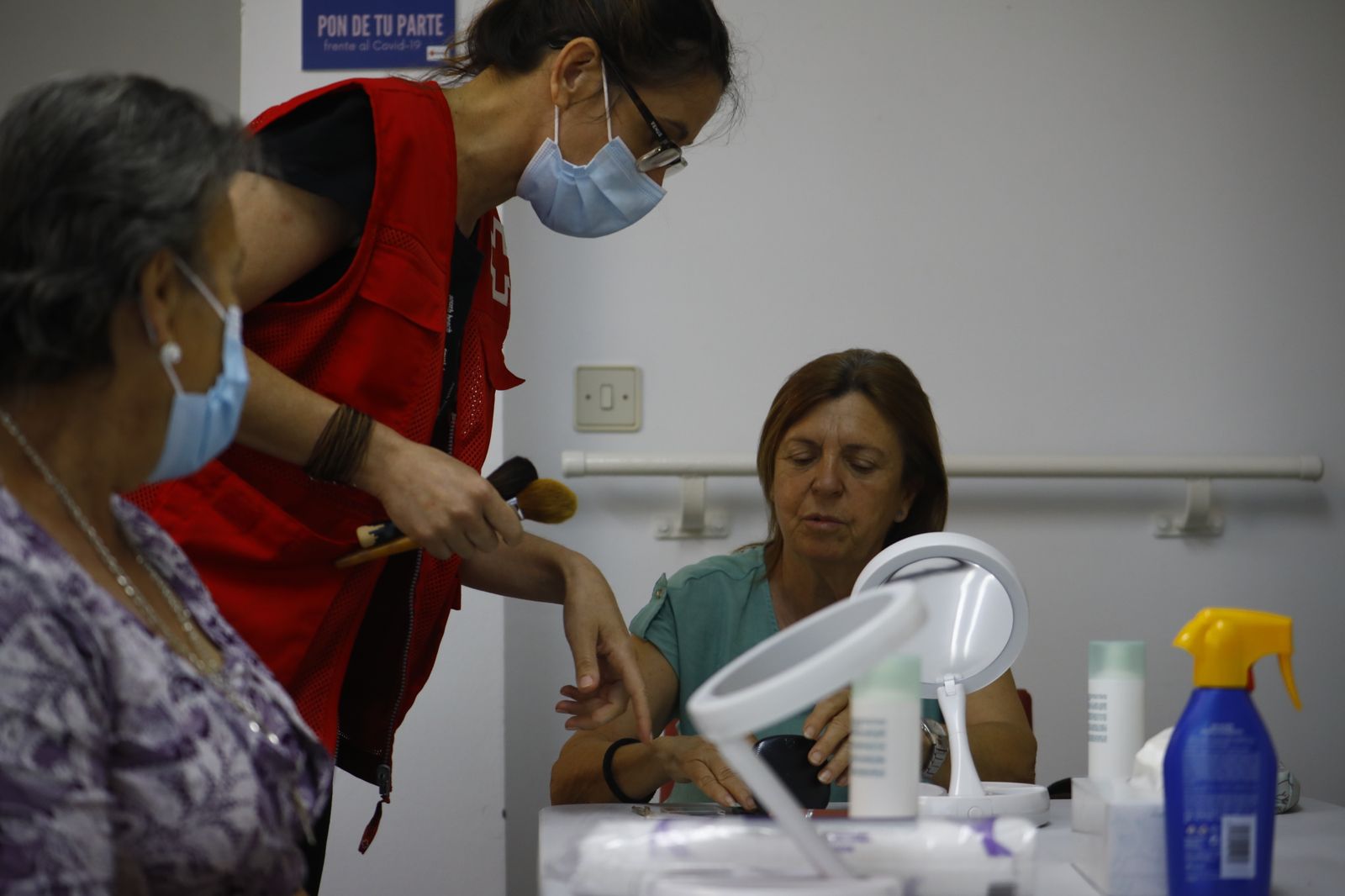 Mujeres cuidadoras en el taller de maquillaje de Cruz Roja.