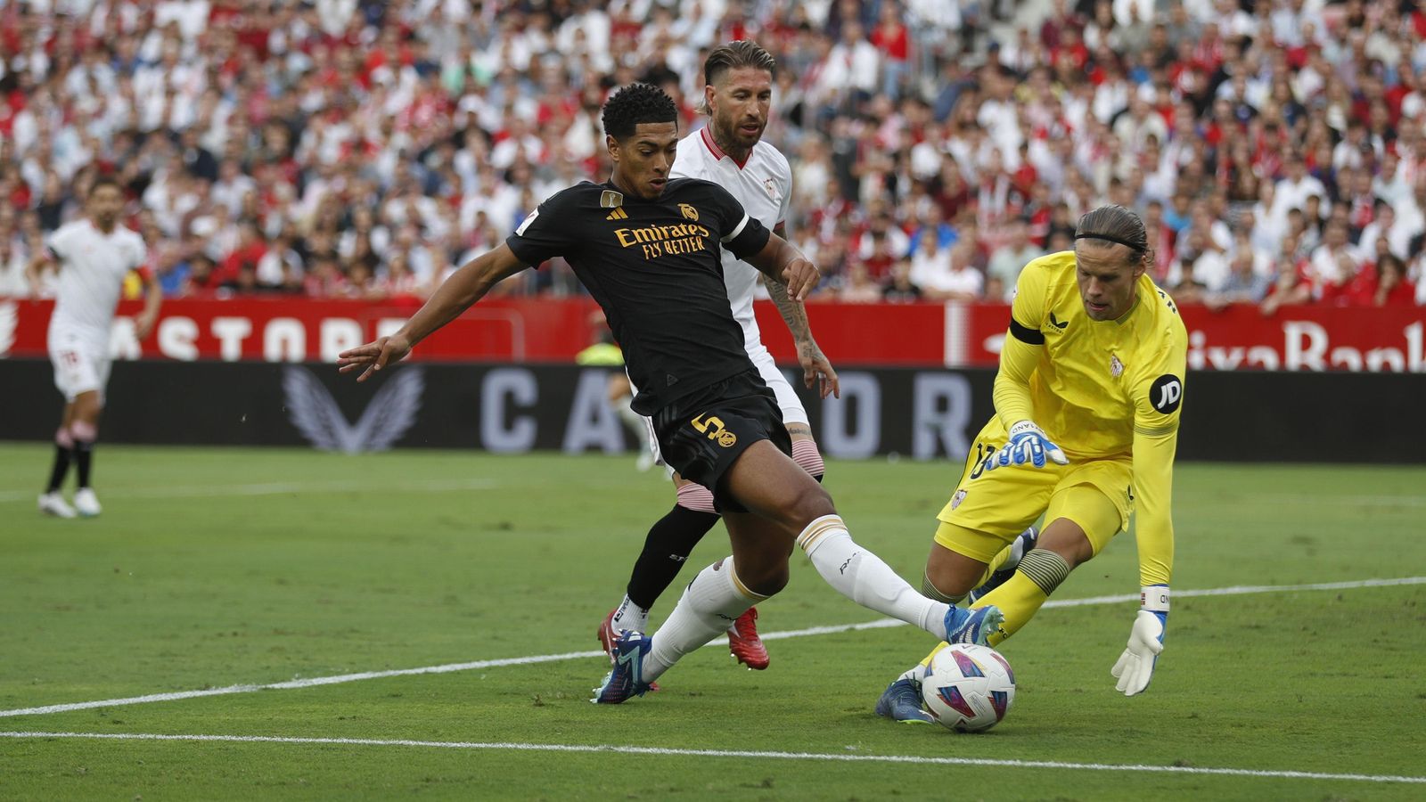 Bellingham gana la pelota a Nyland en el gol anulado a Fede Valverde por fuera de juego de aquel.