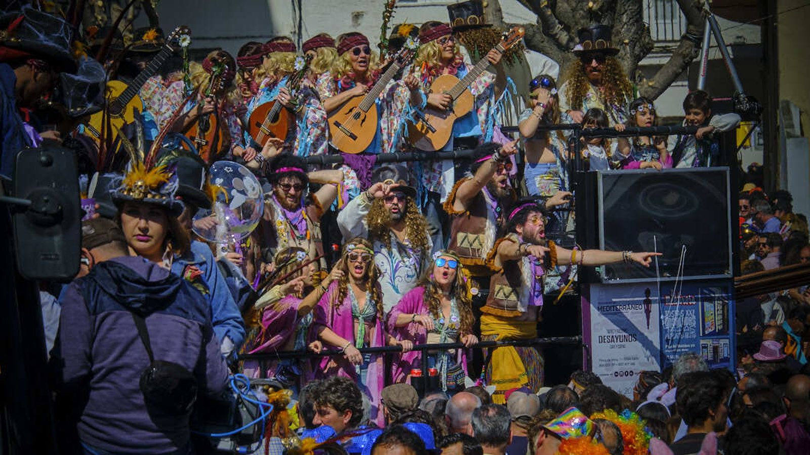 El coro 'La nueva era' girando hacia la calle Libertad.