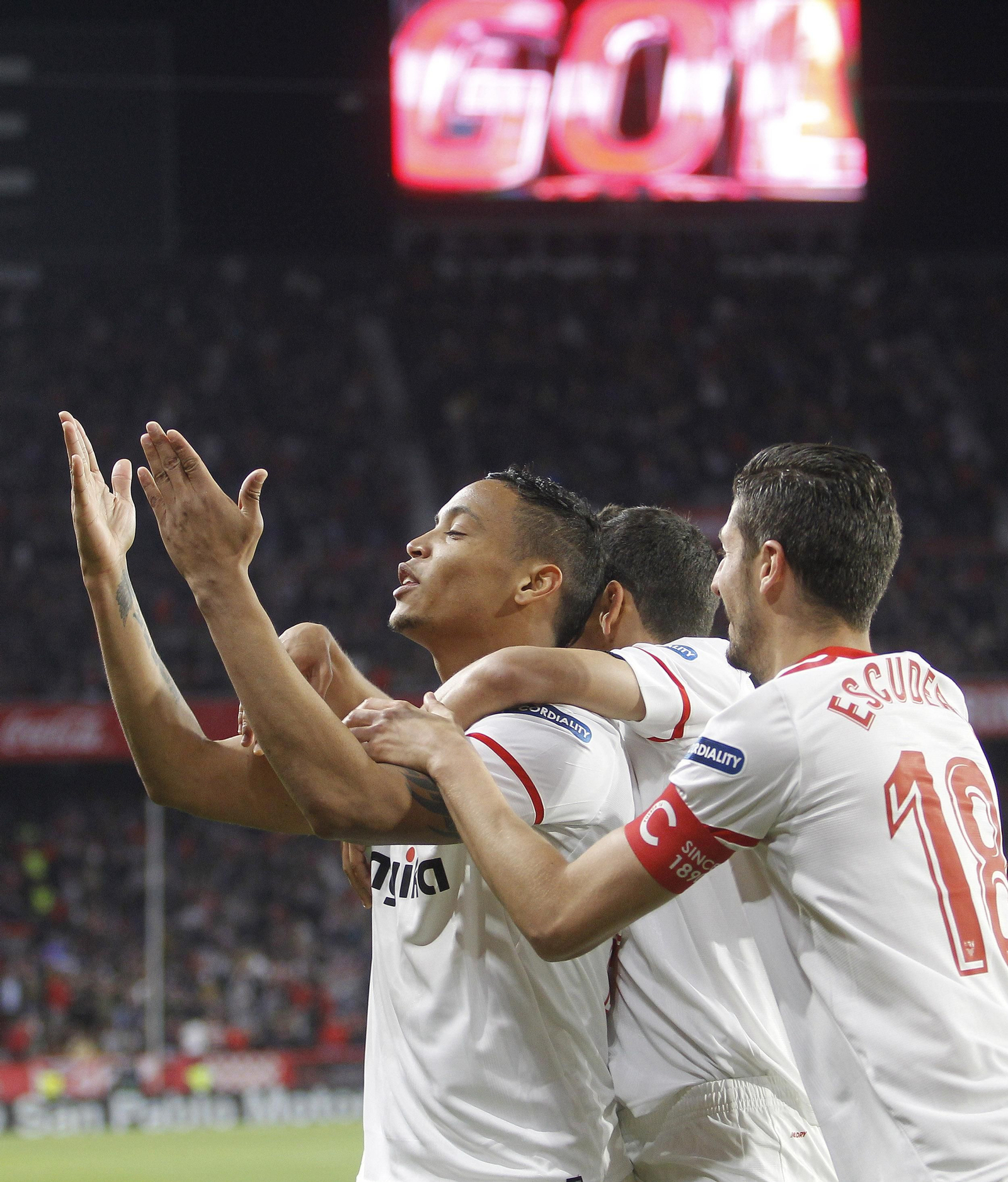 Muriel celebra el segundo tanto al Barcelona junto a Escudero y Jesús Navas.