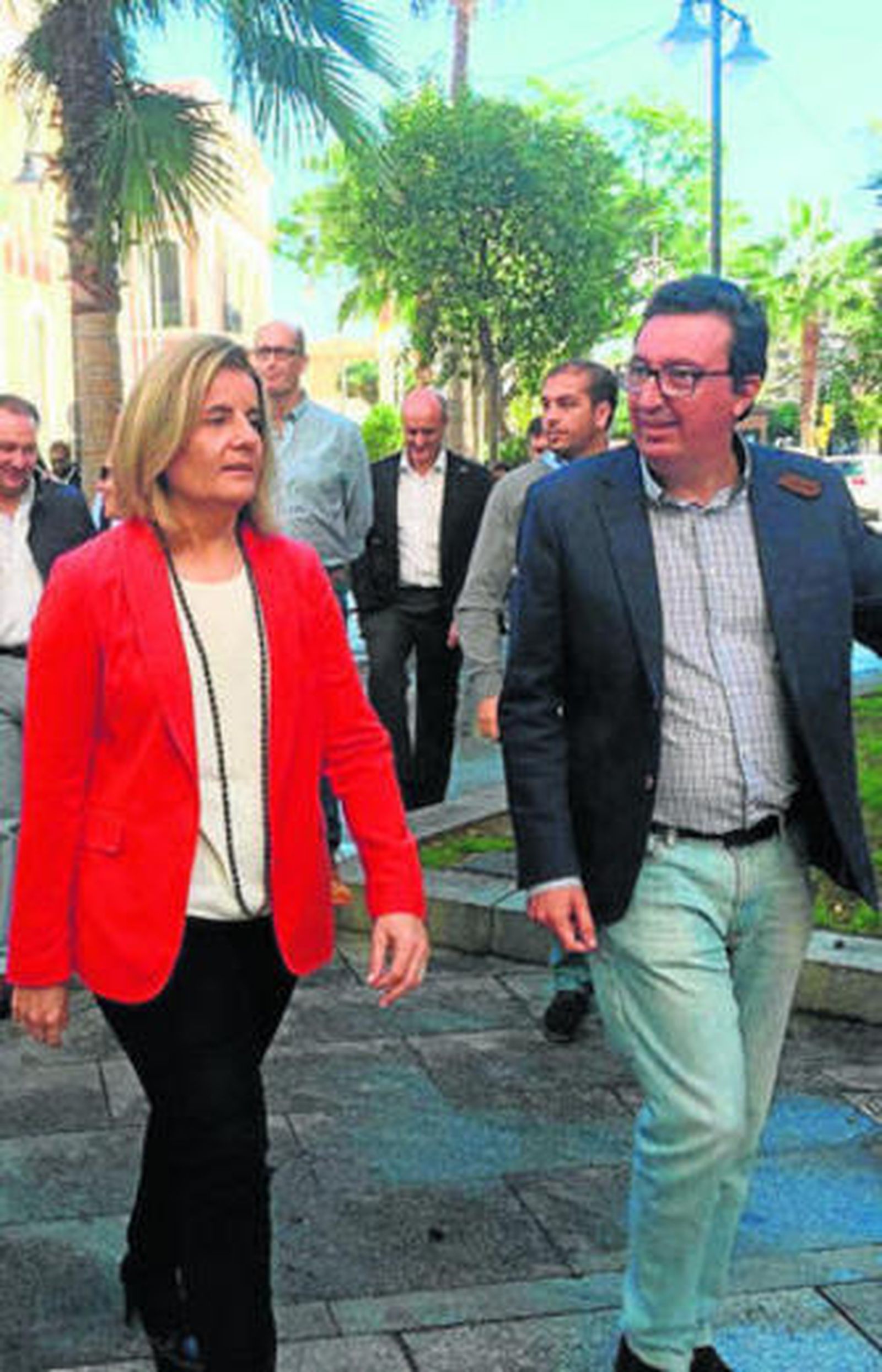 Fátima Báñez y Manuel Andrés González, en Huelva.