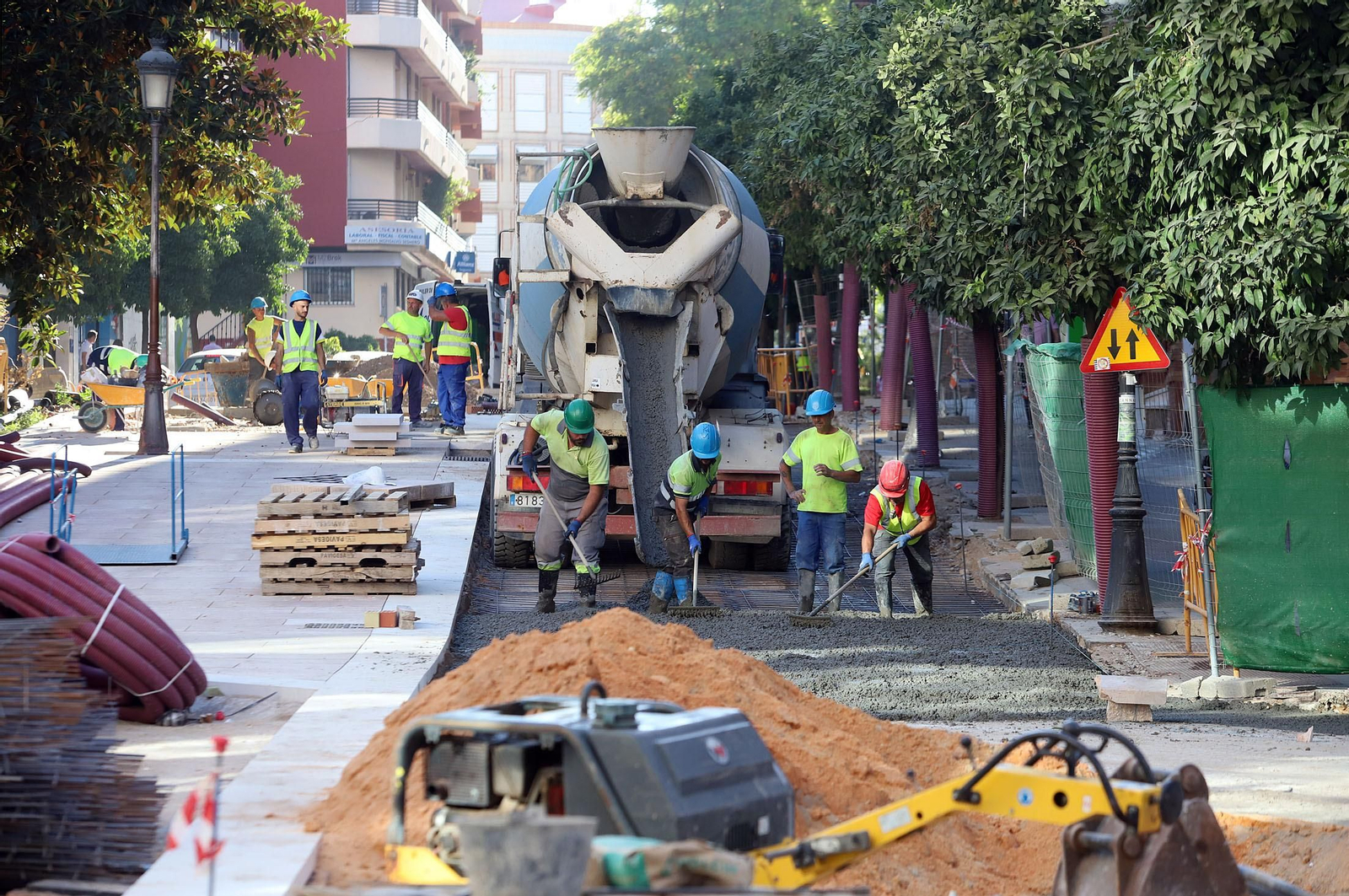 Imágenes de la visita de Pilar Miranda a las obras de peatonalización en la calle Méndez Núñez