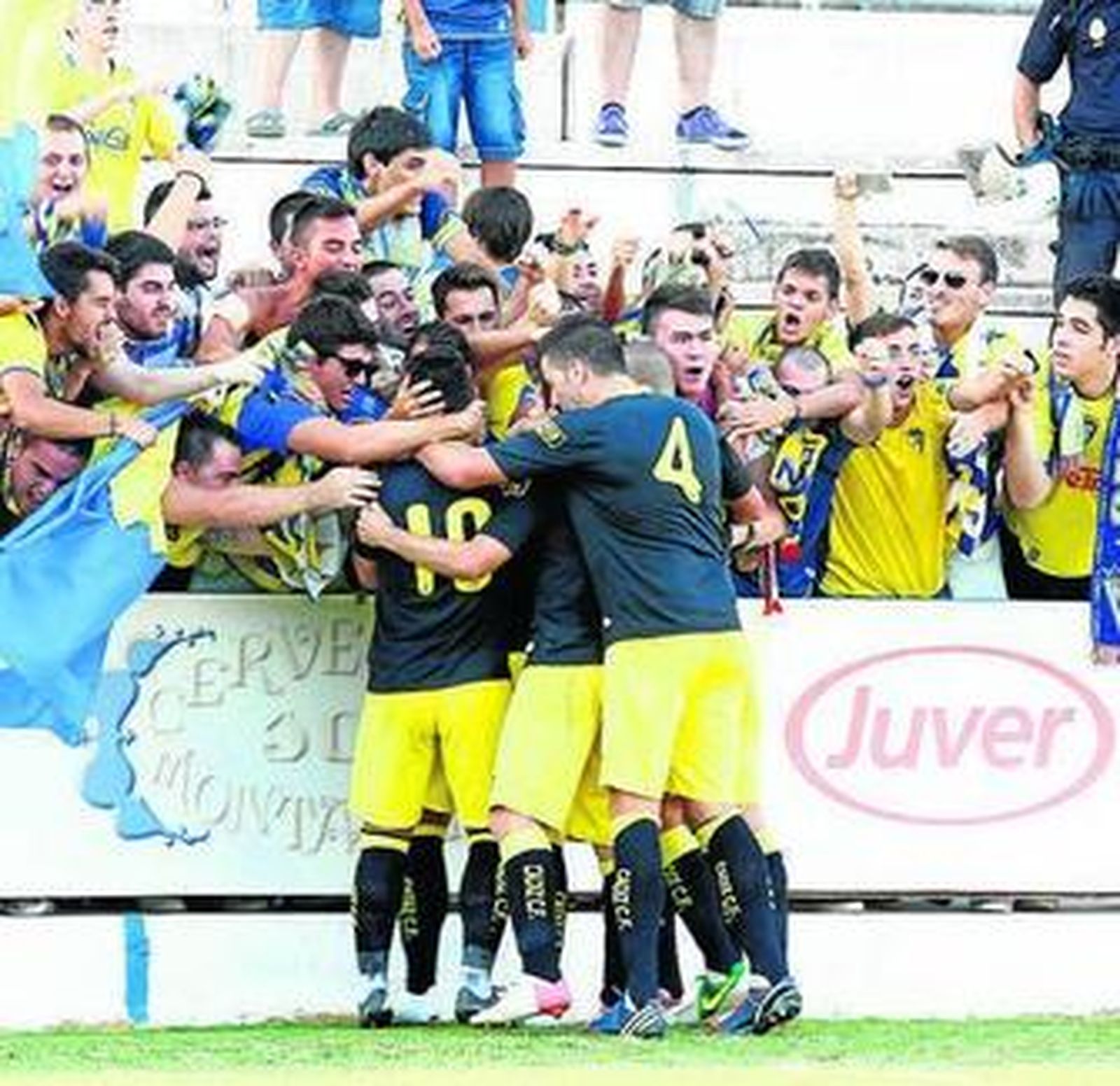 Los jugadores celebran con la afición uno de los goles marcados en Écija.