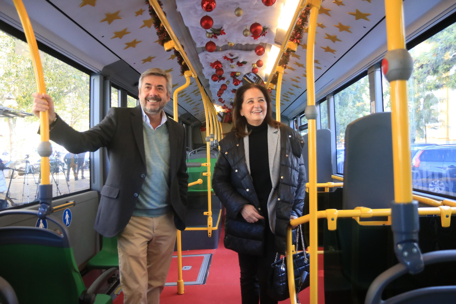 Miguel Ángel Torrico y Ana Tamayo, en el Autobús de la Navidad de Aucorsa. Miguel Ángel Torrico y Ana Tamayo, en el Autobús de la Navidad de Aucorsa.