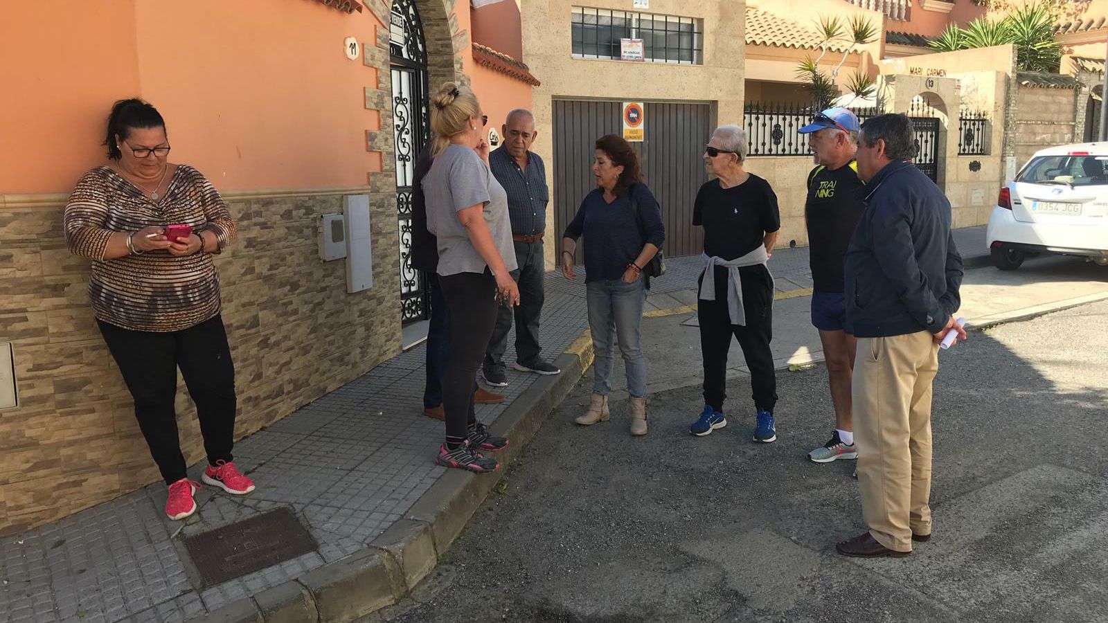 Loaiza con los vecinos de la calle Galaxia.