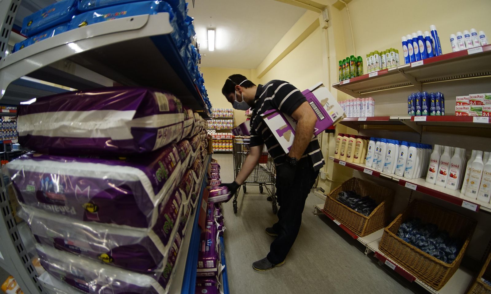Coronavirus en Sevilla: Visita al economato social de las hermandades en el casco antiguo