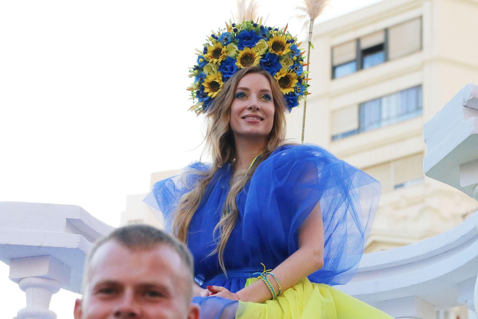 La Batalla de las Flores ha regresado inundando Almería de claveles