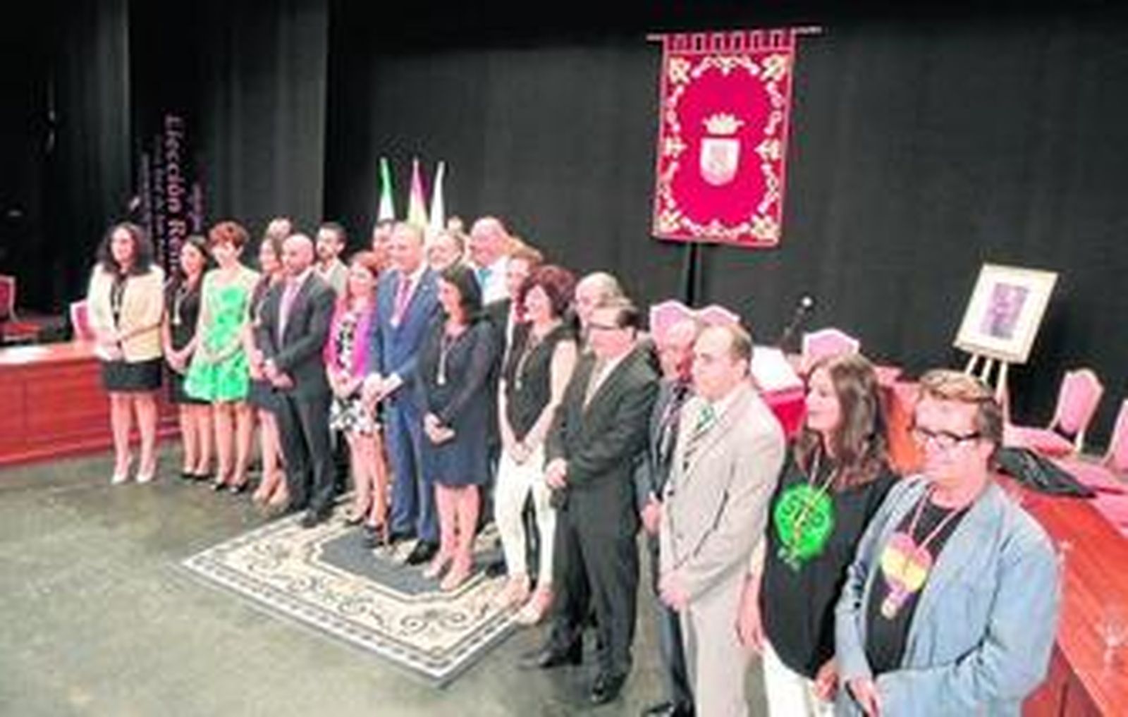 Los concejales posan juntos en el teatro Juan Luis Galiardo tras la investidura.