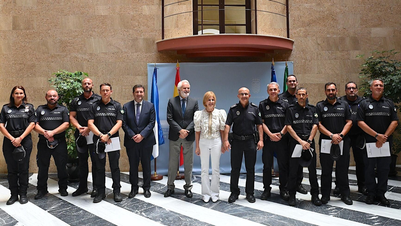 Los nuevos agentes de Jerez, junto al jefe de Policía Local, la alcaldesa y los delegados.