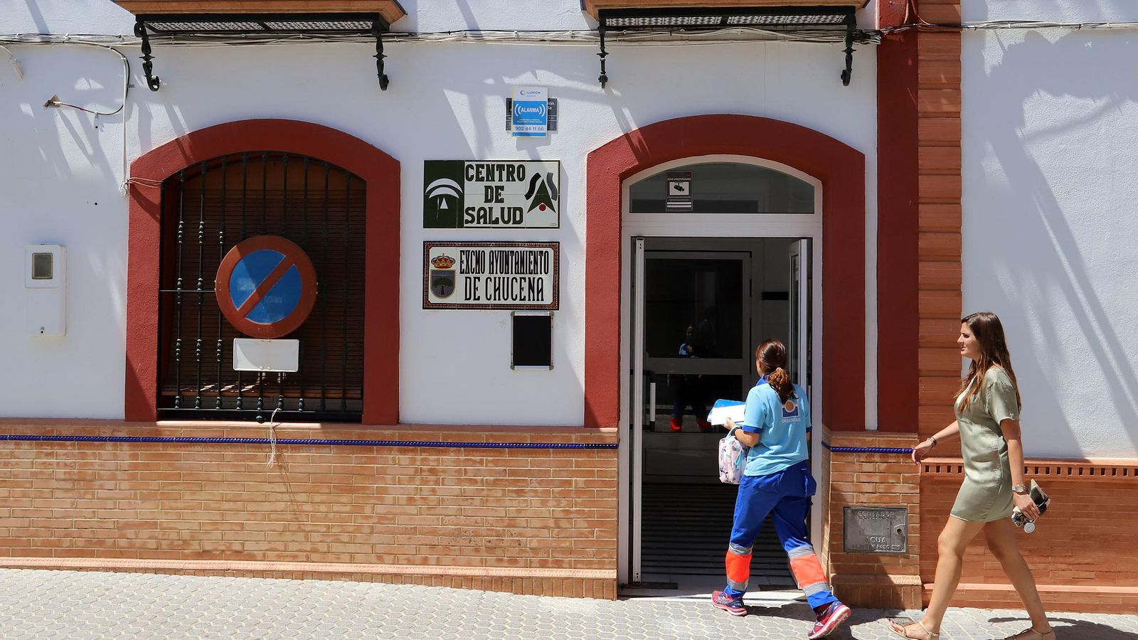 Dos personas entran en el centro de salud de Chucena.