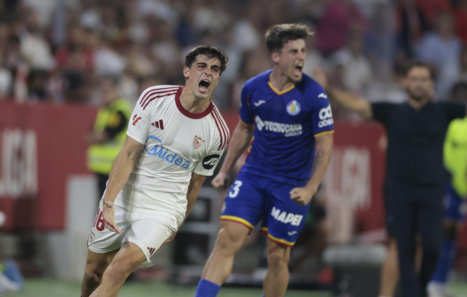 Juanlu con rabia grita el gol de los sevillistas.