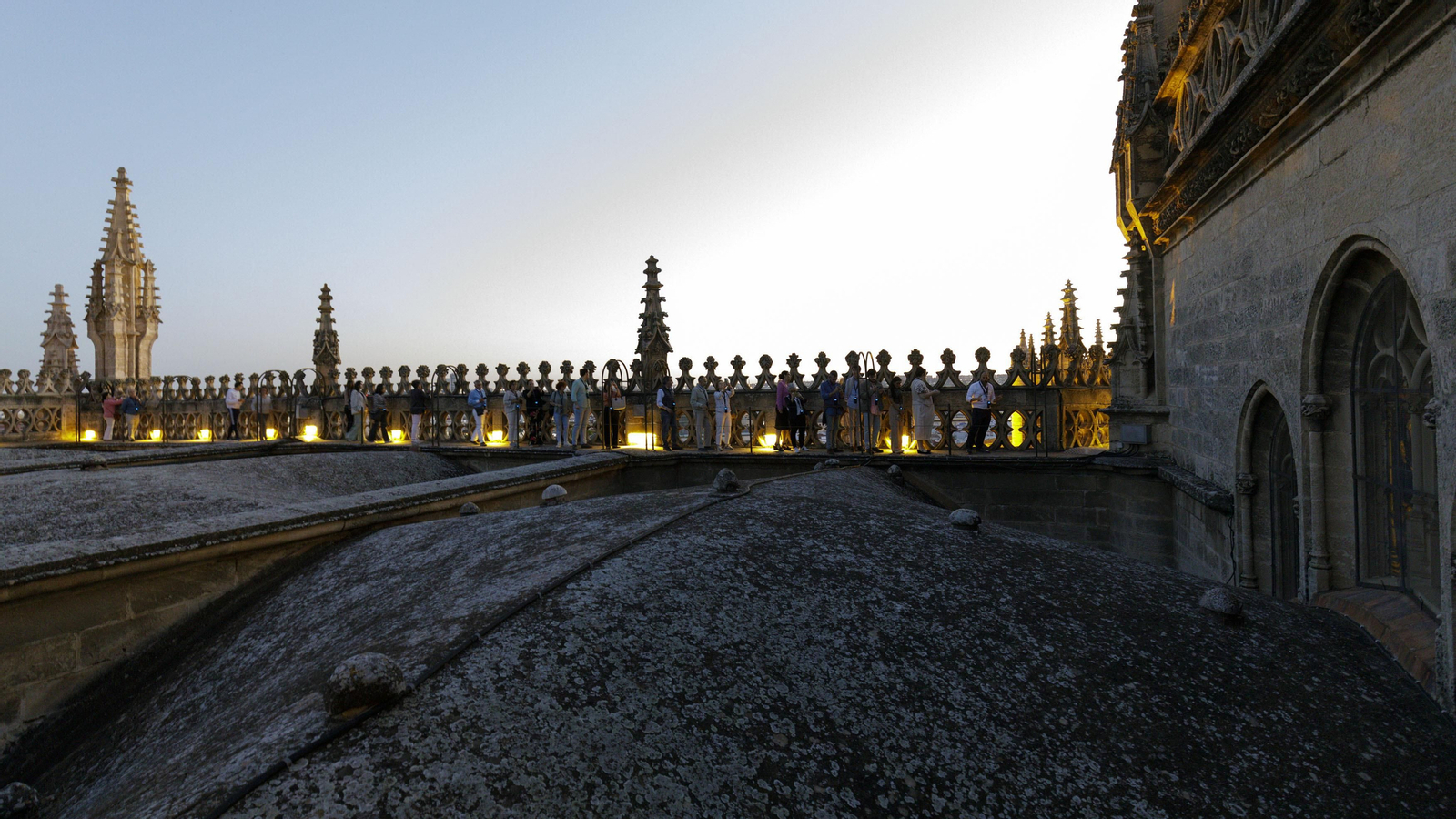 Recorrido de la visita por las cubiertas de la Catedral de Sevilla, al atardecer