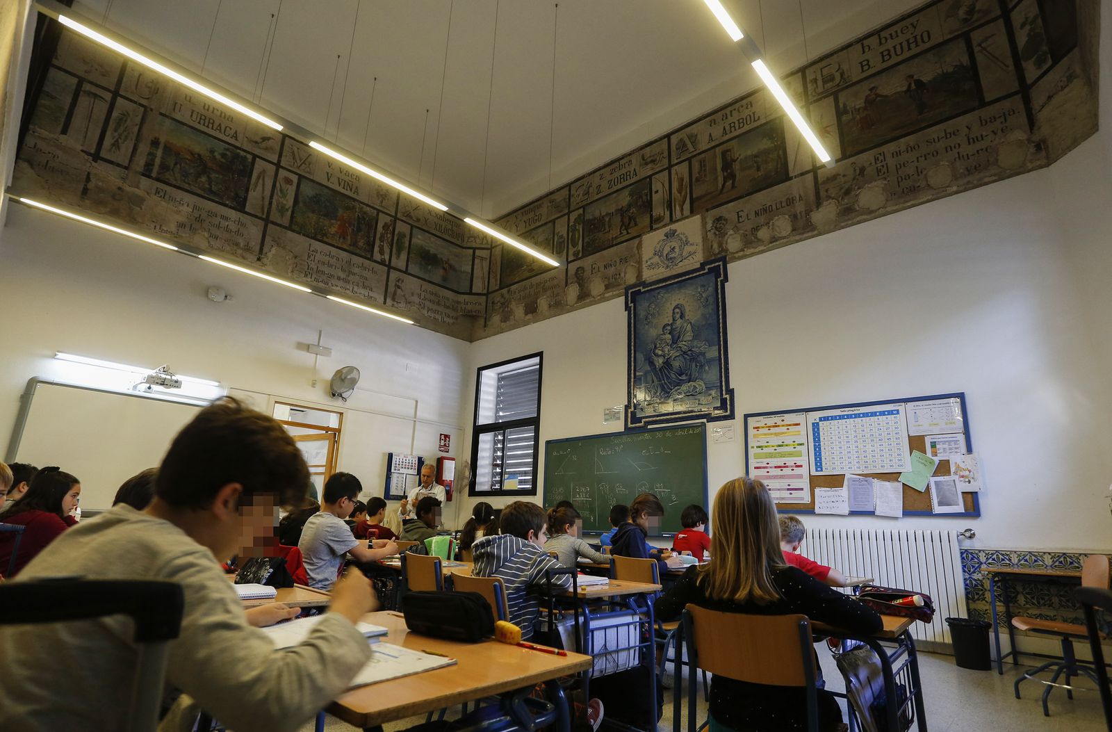 Aula de los Altos Colegios de la Macarena que conserva las pinturas murales originales.