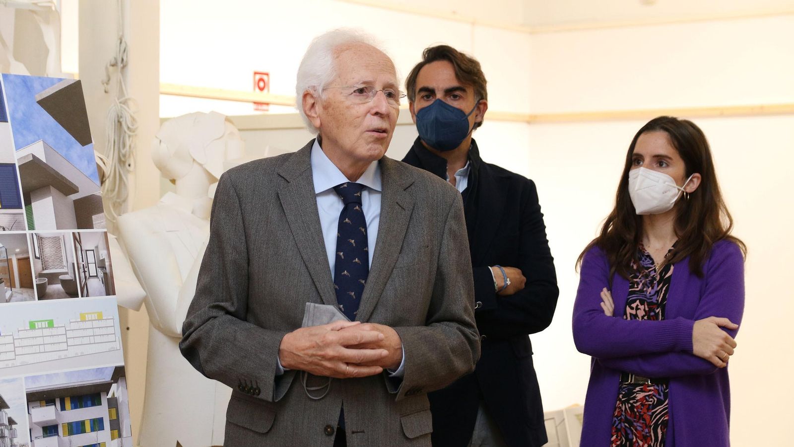 Antonio Góngora, acompañado de su sobrina en representación de Luis Góngora  y del arquitecto Daniel Estreros