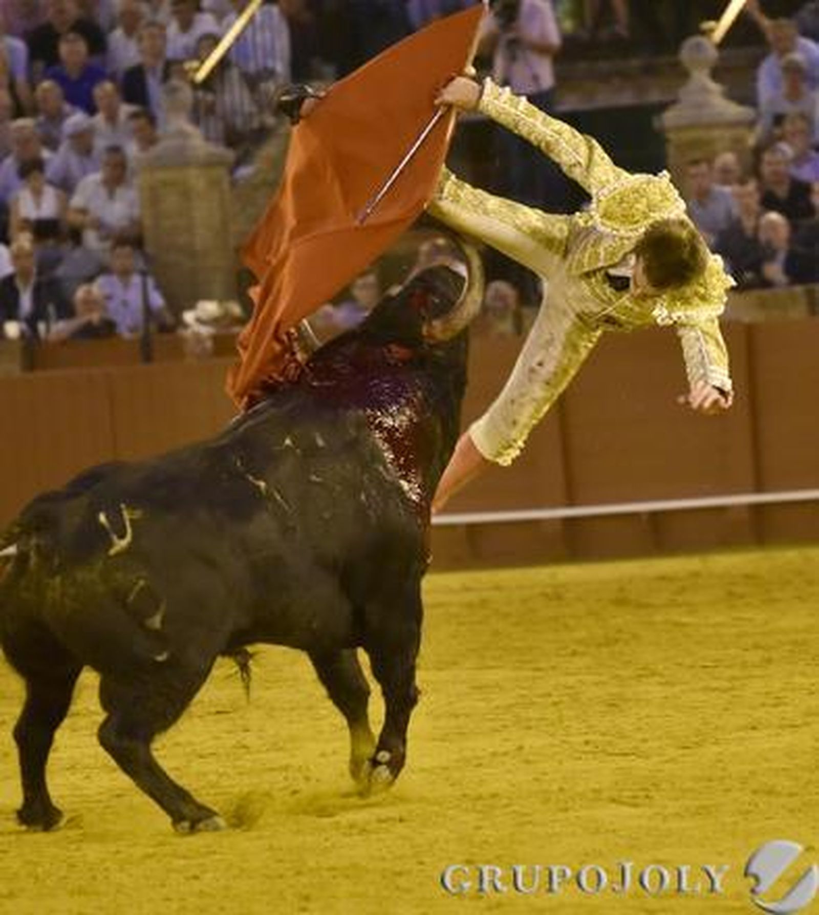 Javier Jiménez en el sexto toro./ Juan Carlos Vázquez