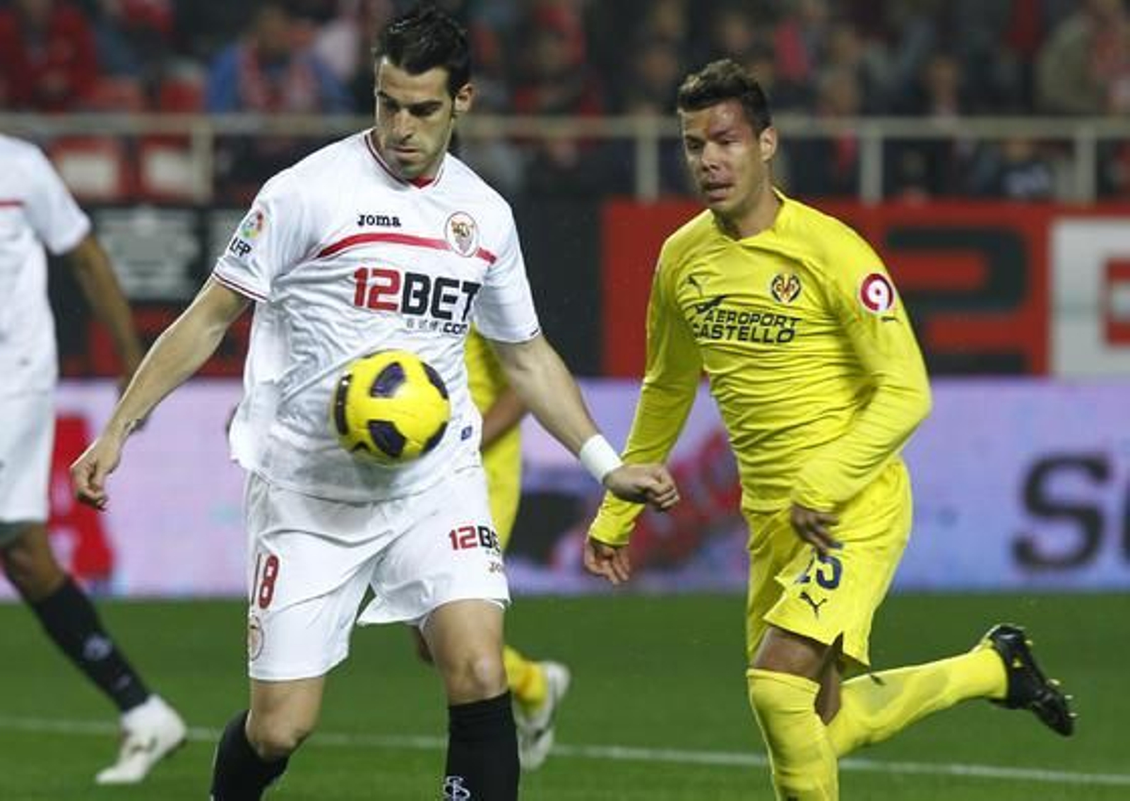 El Sevilla celebra la vuelta de Sergio Sánchez a los terrenos de juego con el pase a las semifinales de Copa del Rey ante el Villarreal (3-0). / Antonio Pizarro