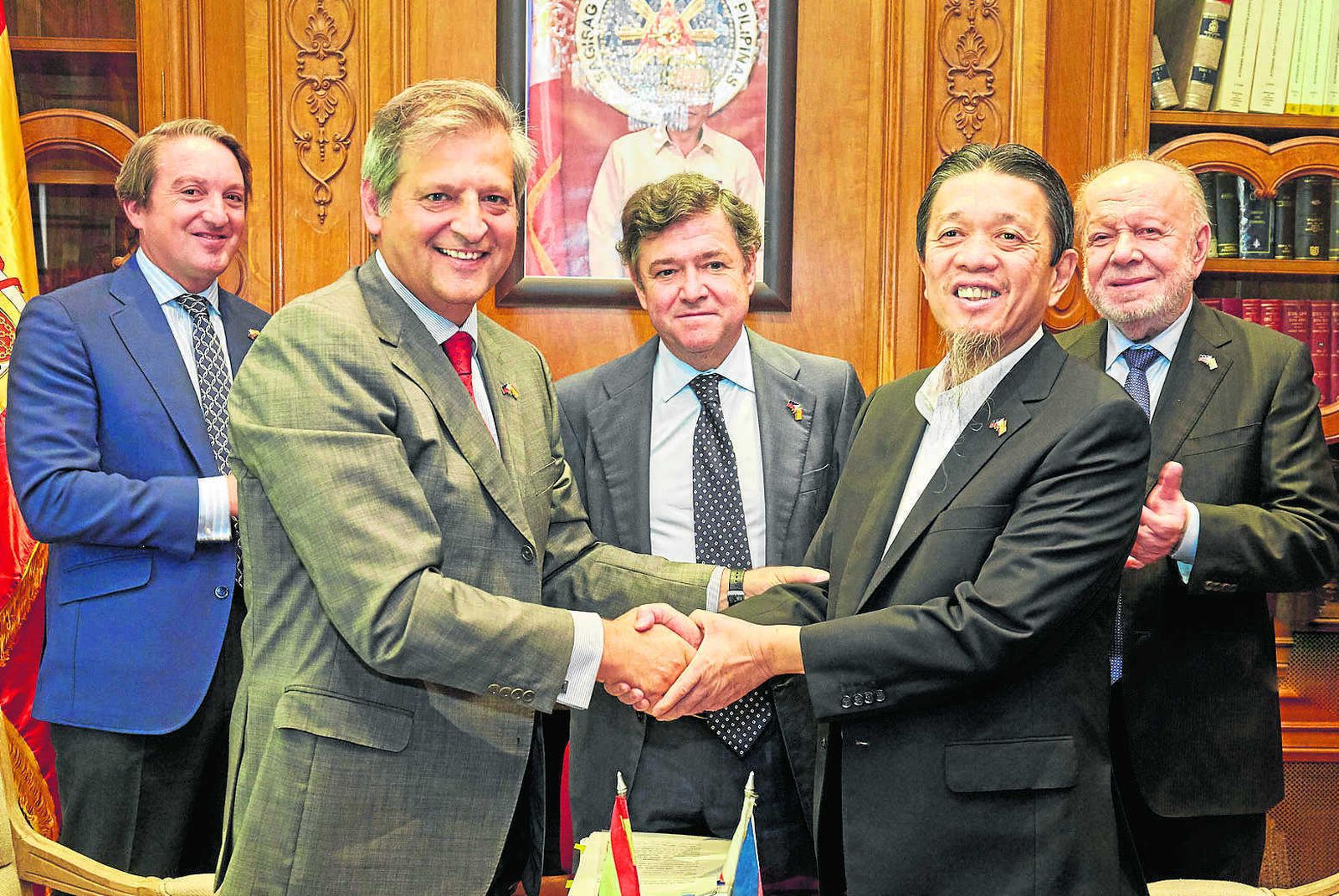 El presidente de Williams & Humbert, Jesús Medina, y Lucio Co, el lunes en la embajada de Filipinas.