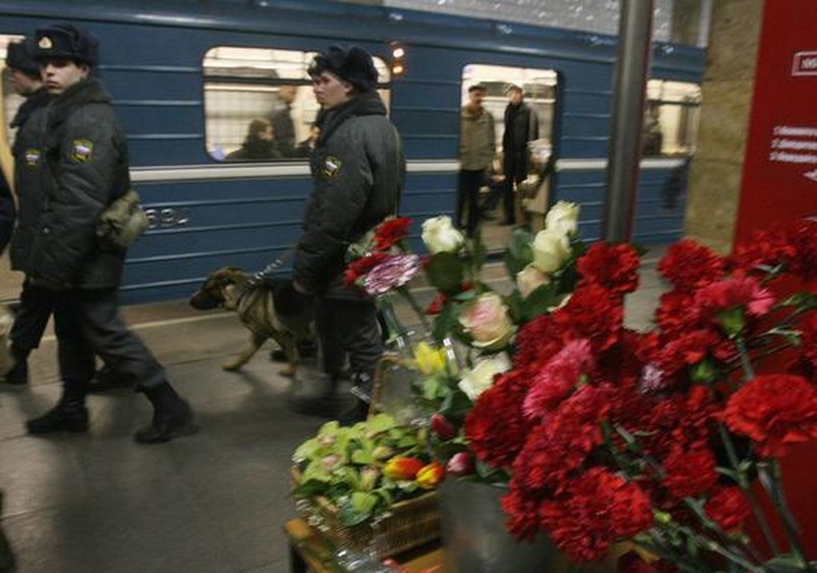 Flores en el metro para recordar a los fallecidos. / AFP