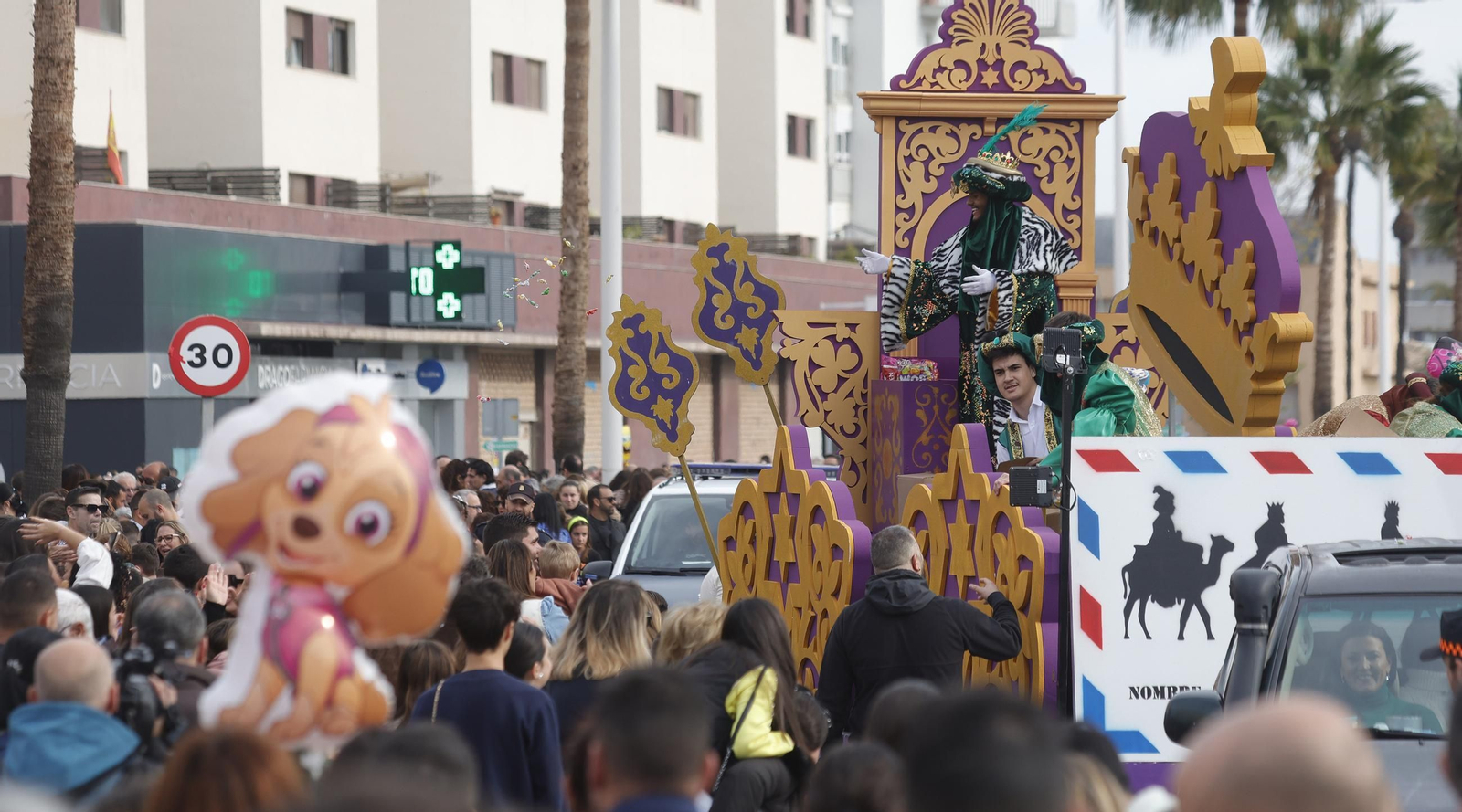 Fotos de la cabalgata de Reyes Magos 2025 en La Línea