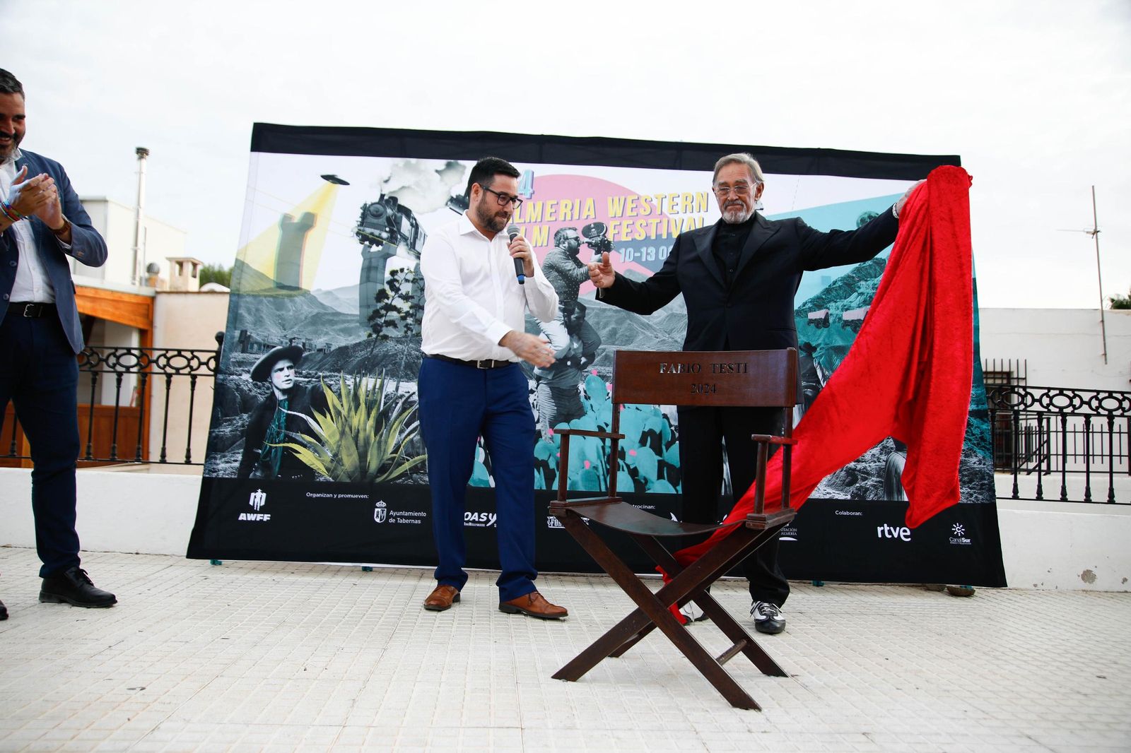Descubrimiento de la silla del actor Fabio Testi en el Paseo de la Fama de Tabernas, en imágenes