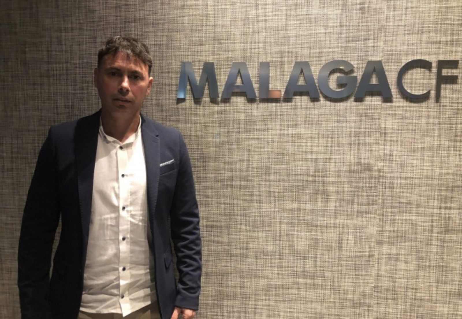 Manolo Sanlúcar posa en La Rosaleda.