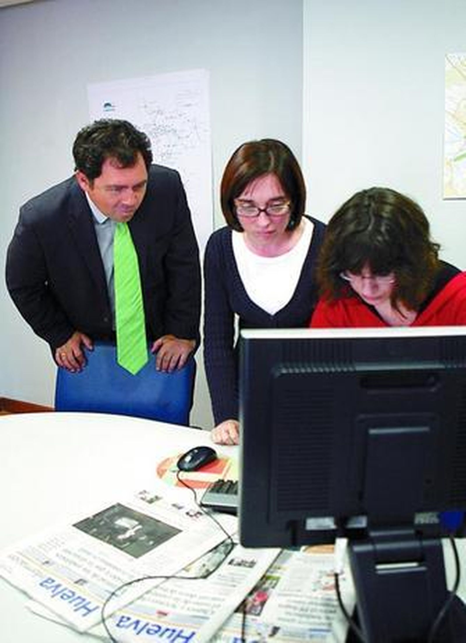 Julián Álvarez, junto a Antonio Castro, director de 'Huelva Información'  -centro- y Helenio Ponce, jefe de Provincia del diario, ayer, en la redacción.