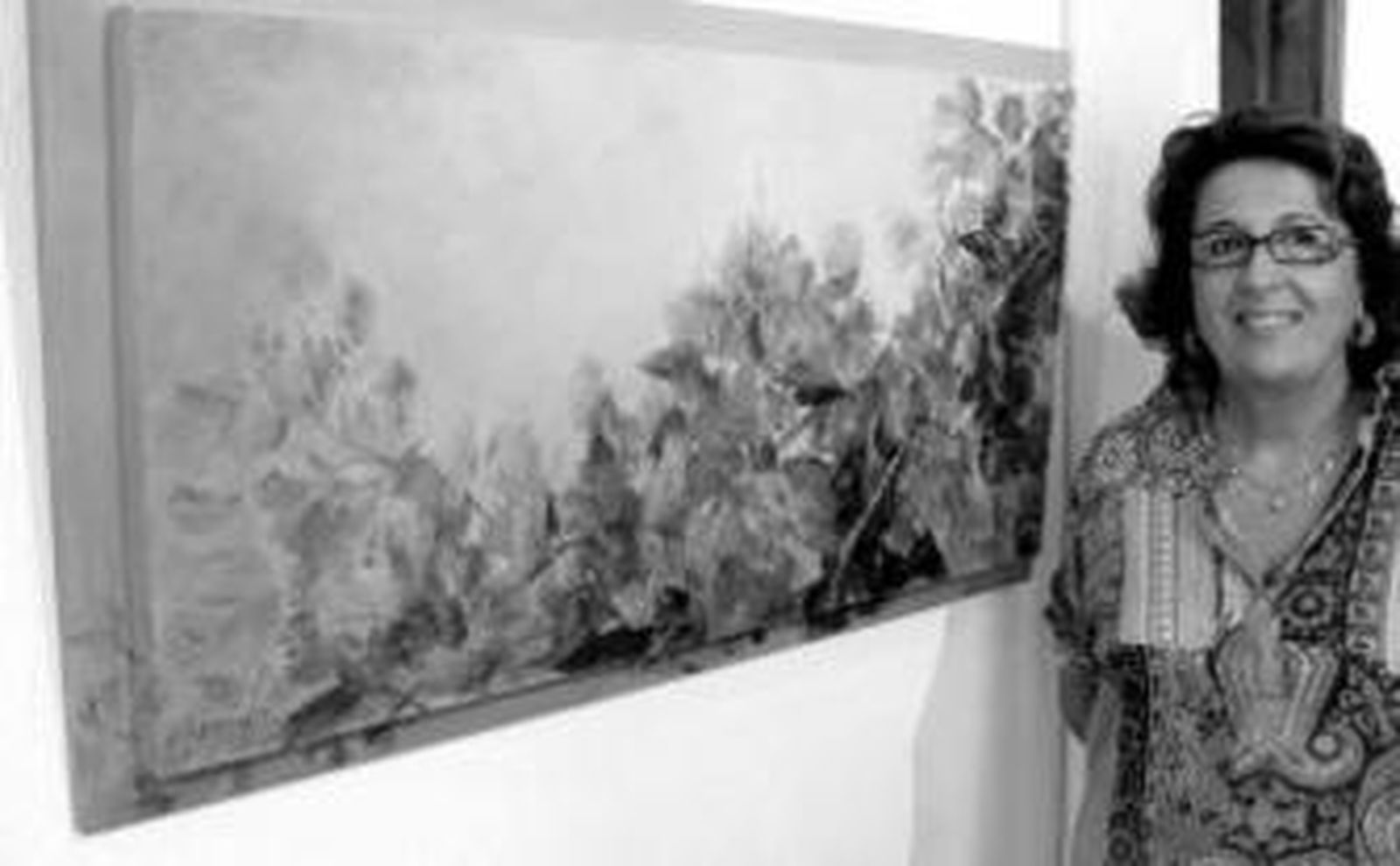 Lola Guzmán posa ante uno de sus cuadros.