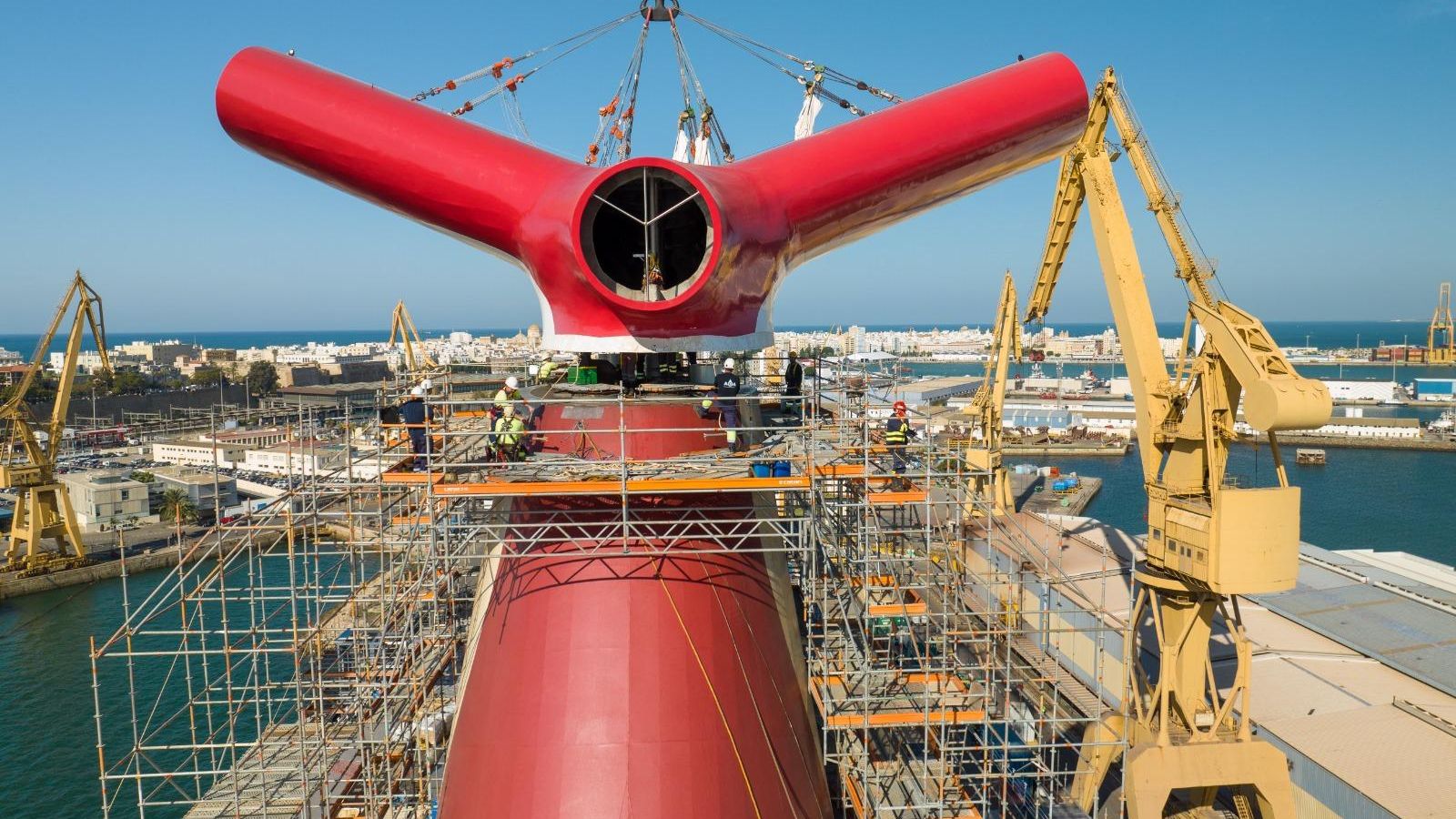 Chimenea de fibra de vidrio, fabricada por Culmar, durante su colocación en el Carnival Freedom, en el astillero de Cádiz. Chimenea de fibra de vidrio, fabricada por Culmar, durante su colocación en el Carnival Freedom, en el astillero de Cádiz.