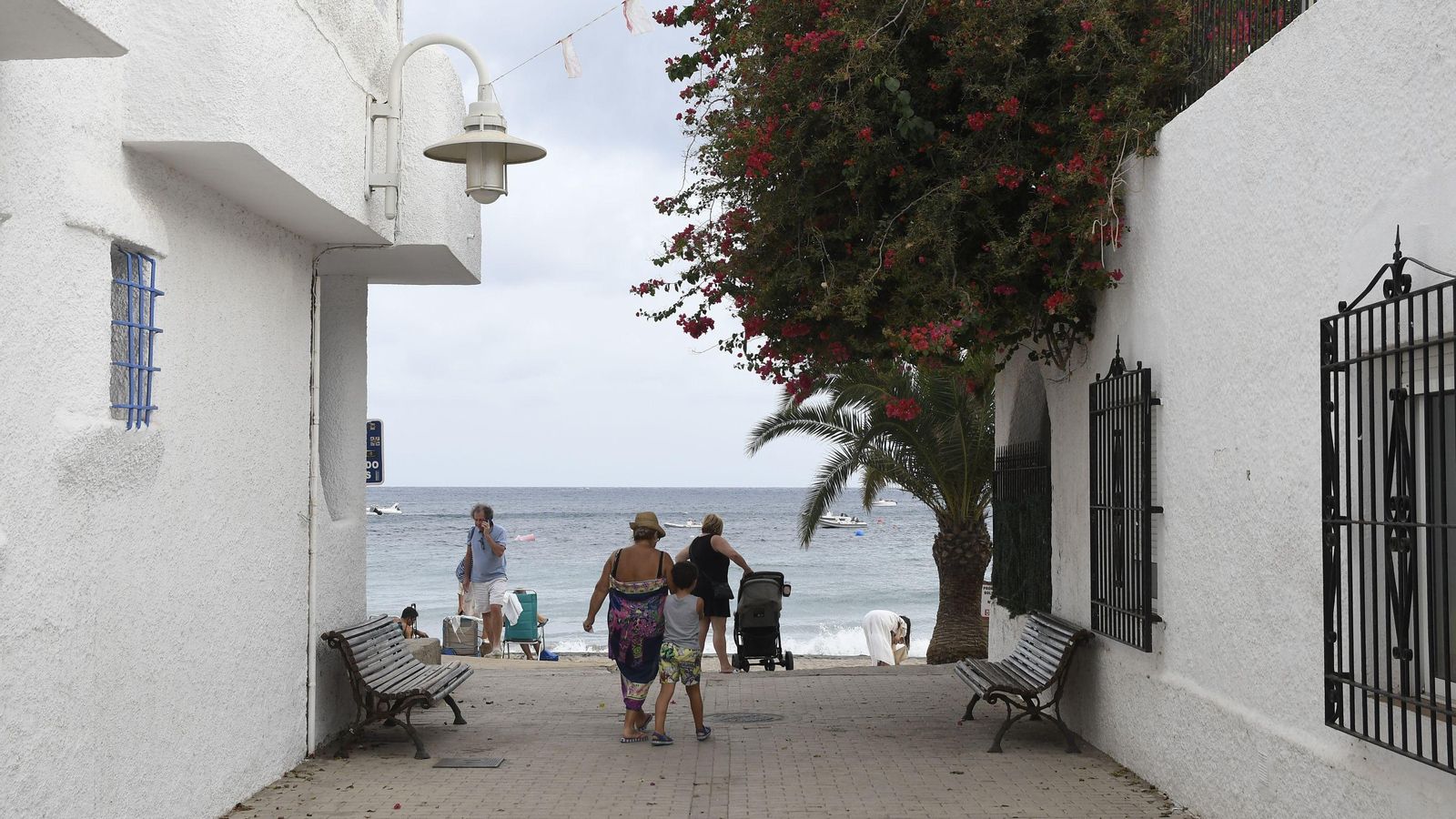 Accesos a la playa de Agua Amarga en el Cabo de Gata.