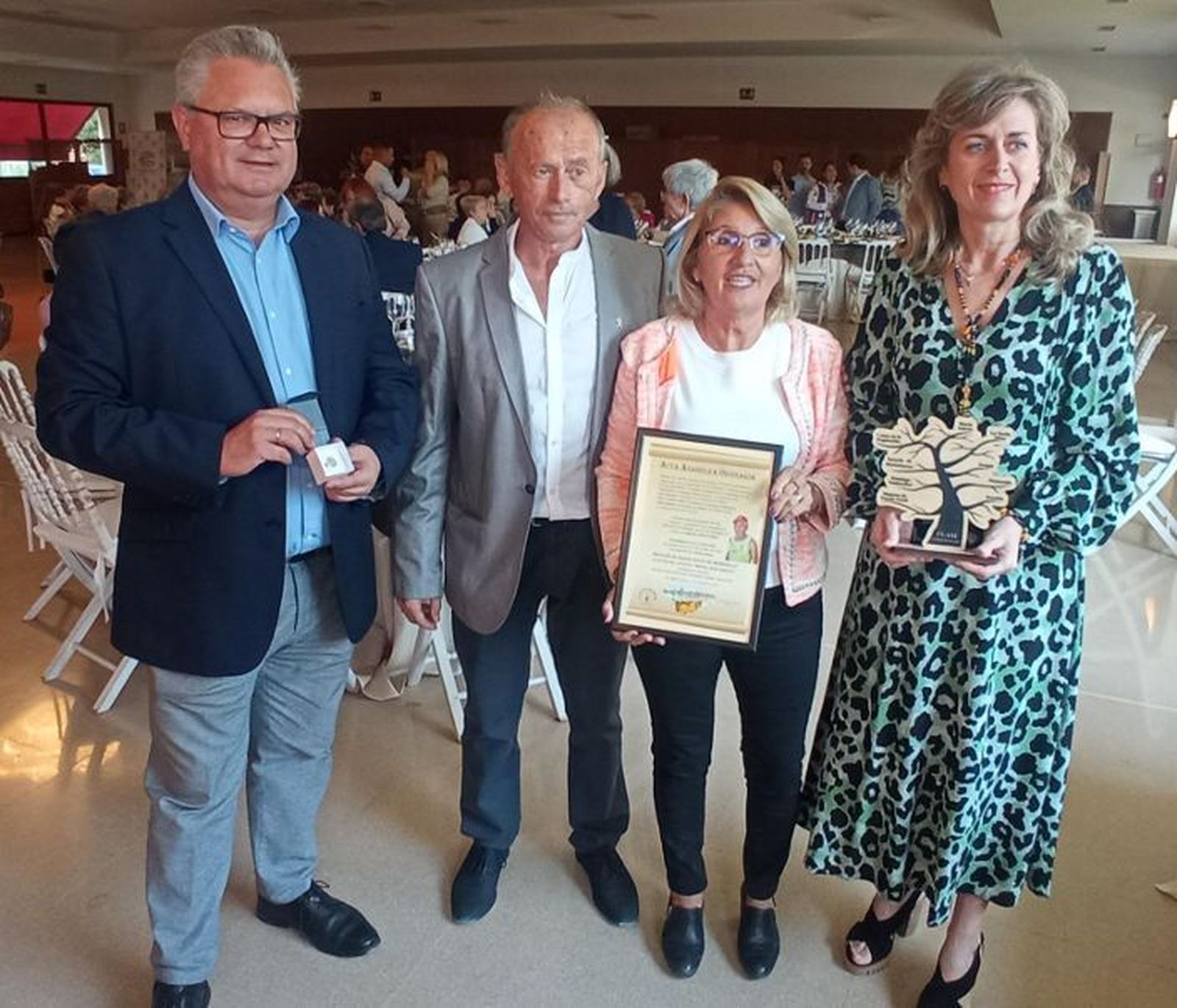 Miguel Ríos, en el centro, recibe la Mención de Honor Dulce de Membrillo de Puente Genil.