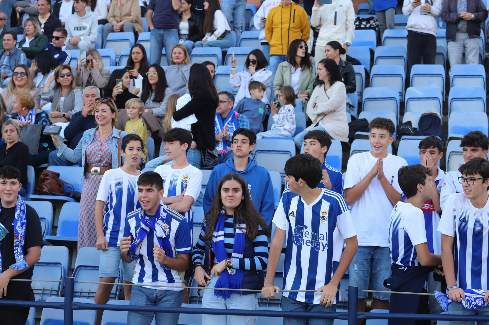 Imágenes del gran ambiente en el Nuevo Colombino para ver el  Recre-Burgos
