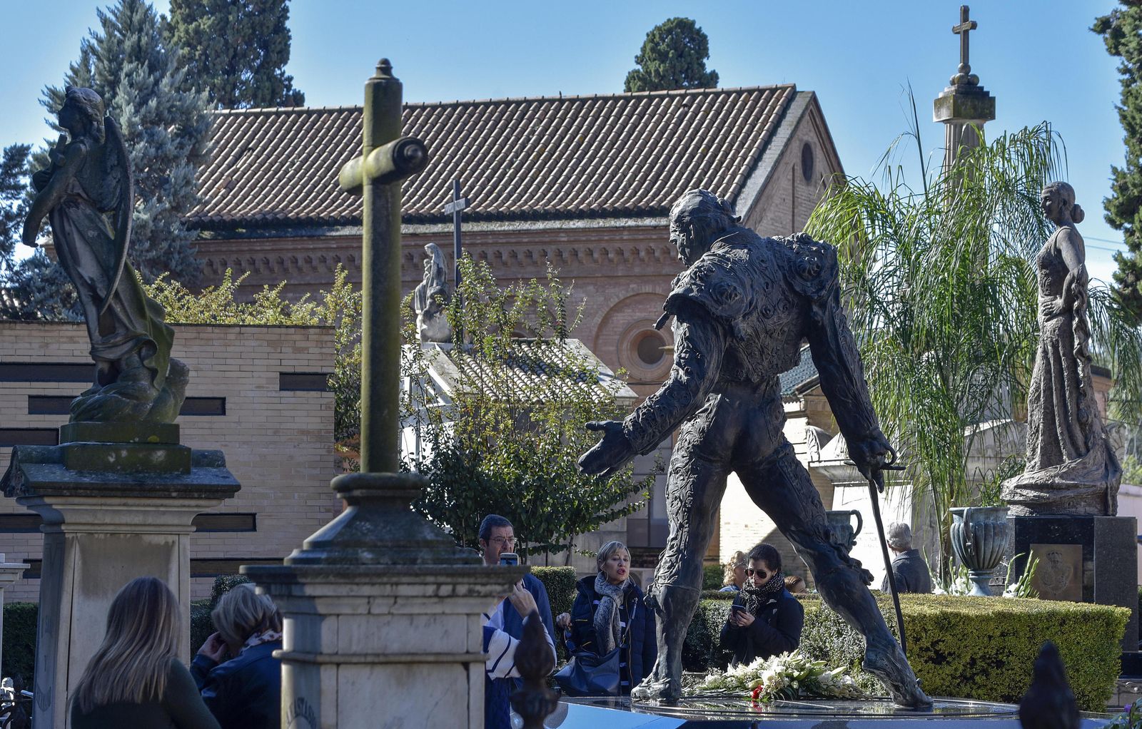 La escultura de Paquirri, uno de los elementos característicos del Cementerio de San Fernando.