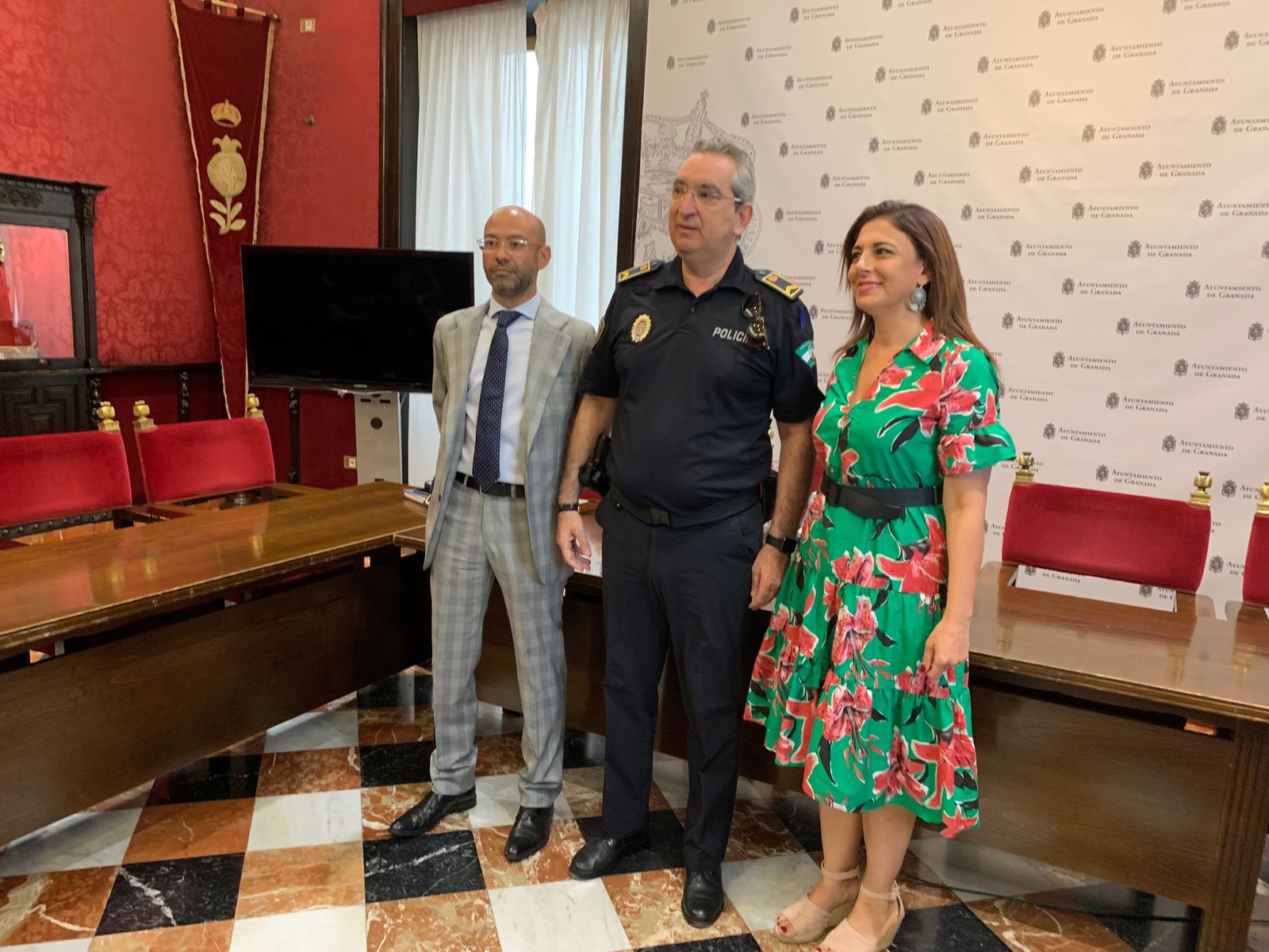 El exjefe de Policía Local José Antonio Moreno, la concejal del PSOE Raquel Ruz y el abogado que ha llevado la causa, Domingo Domingo.