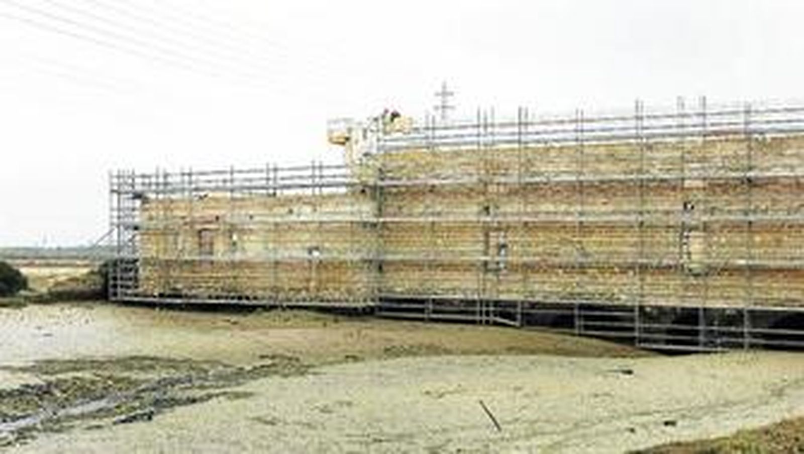 Las obras de rehabilitación del Caño del Molino están en marcha desde el pasado verano, a cargo de la Demarcación de Costas.