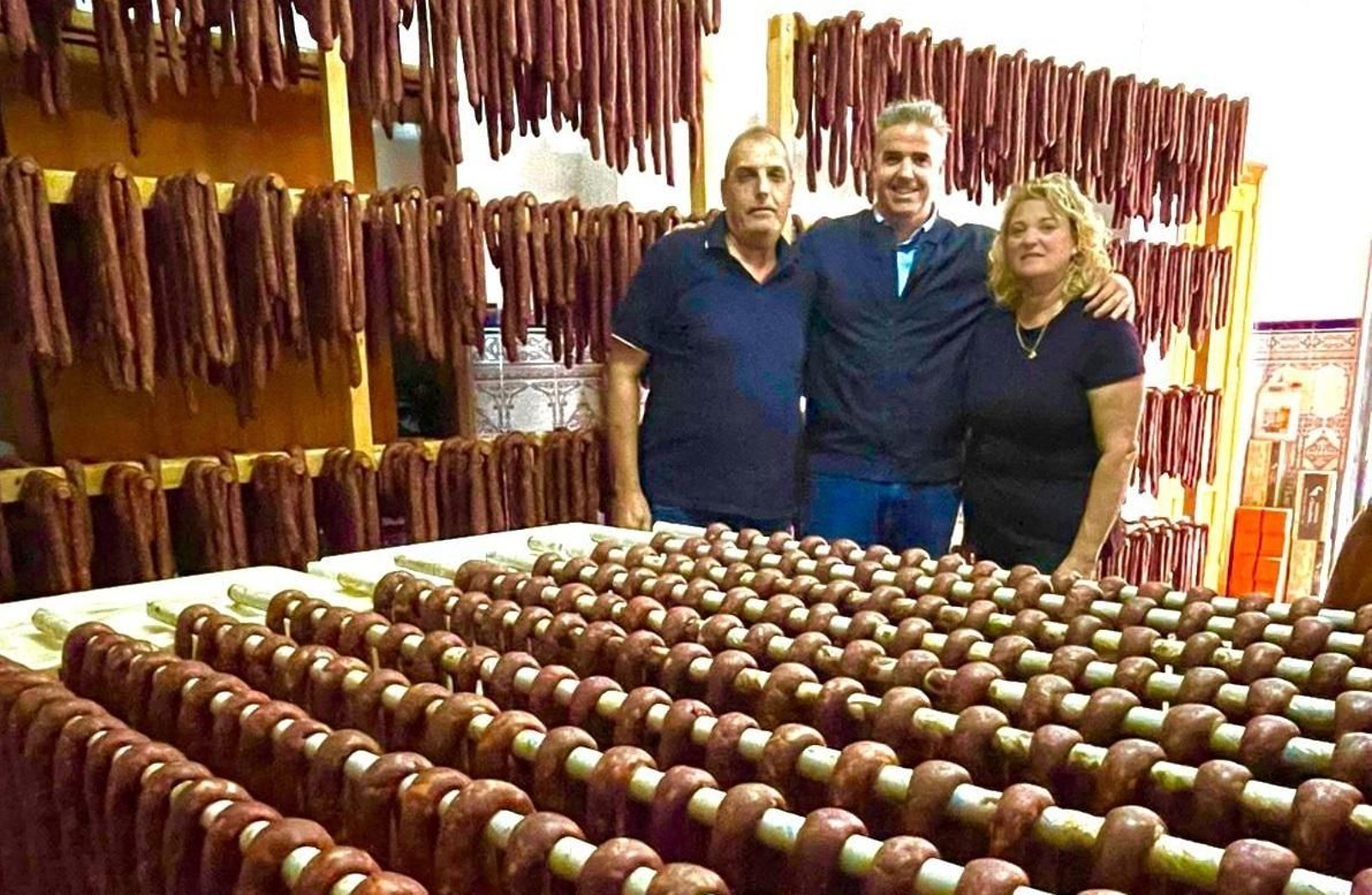 El alcalde, en el centro, junto a responsables de la elaboración de la longaniza, ayer.