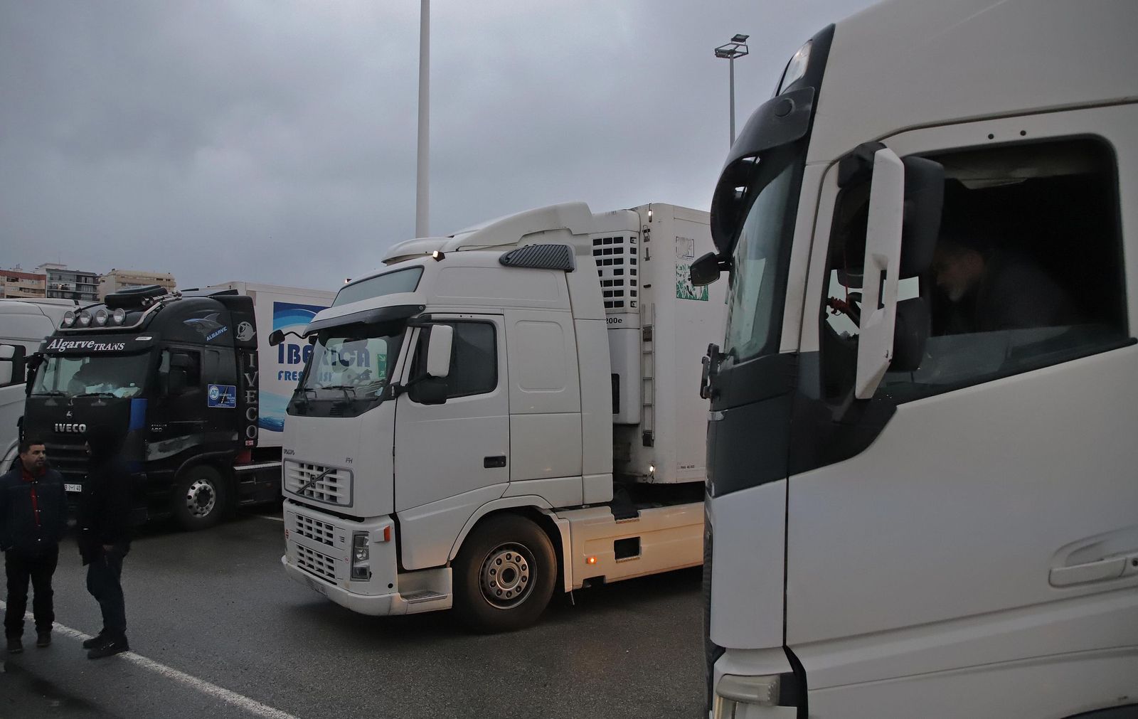 Fotos del cierre del acceso para camiones en el Puerto de Algeciras