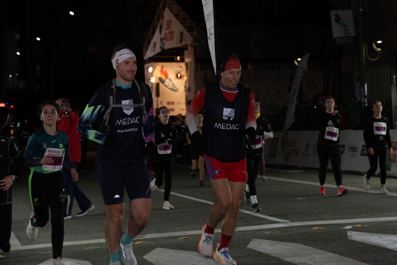 En imágenes: 2.000 atletas brillan con luz propia en la infantil de la Carrera de San Antón 2026