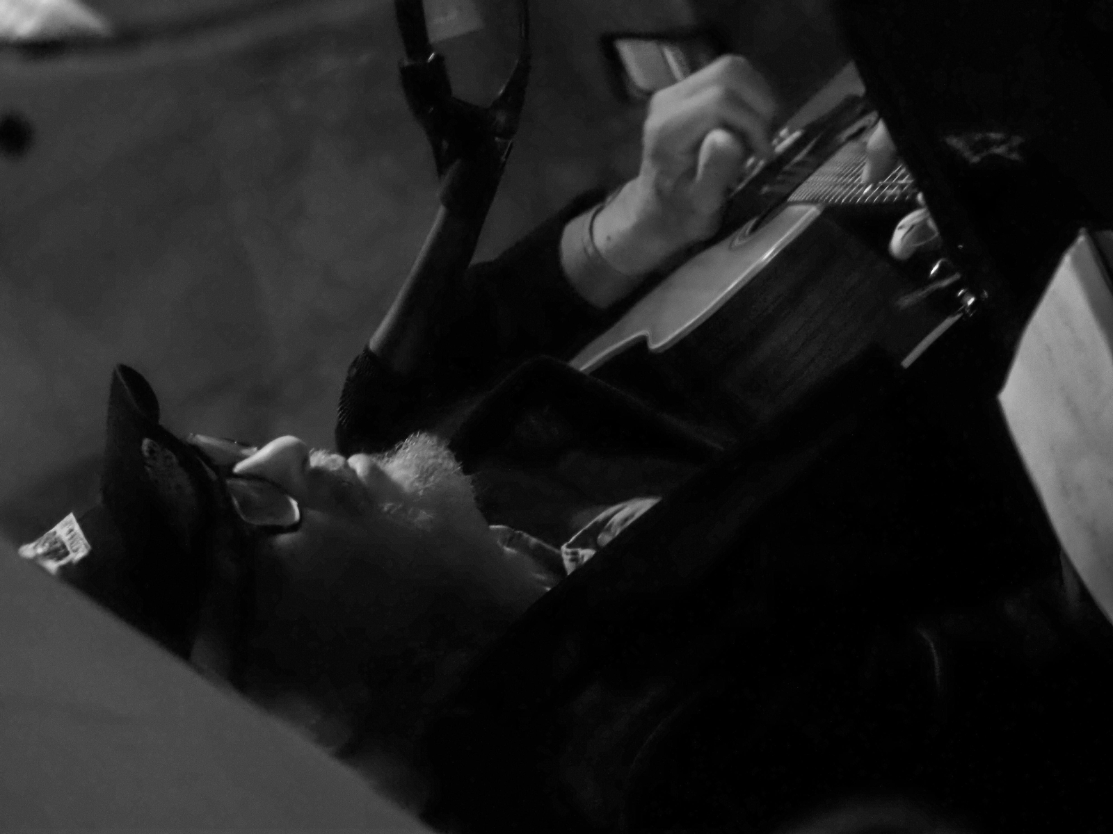 Las fotografías del concierto de Howe Gelb en la Iglesia de la Magdalena de Córdoba