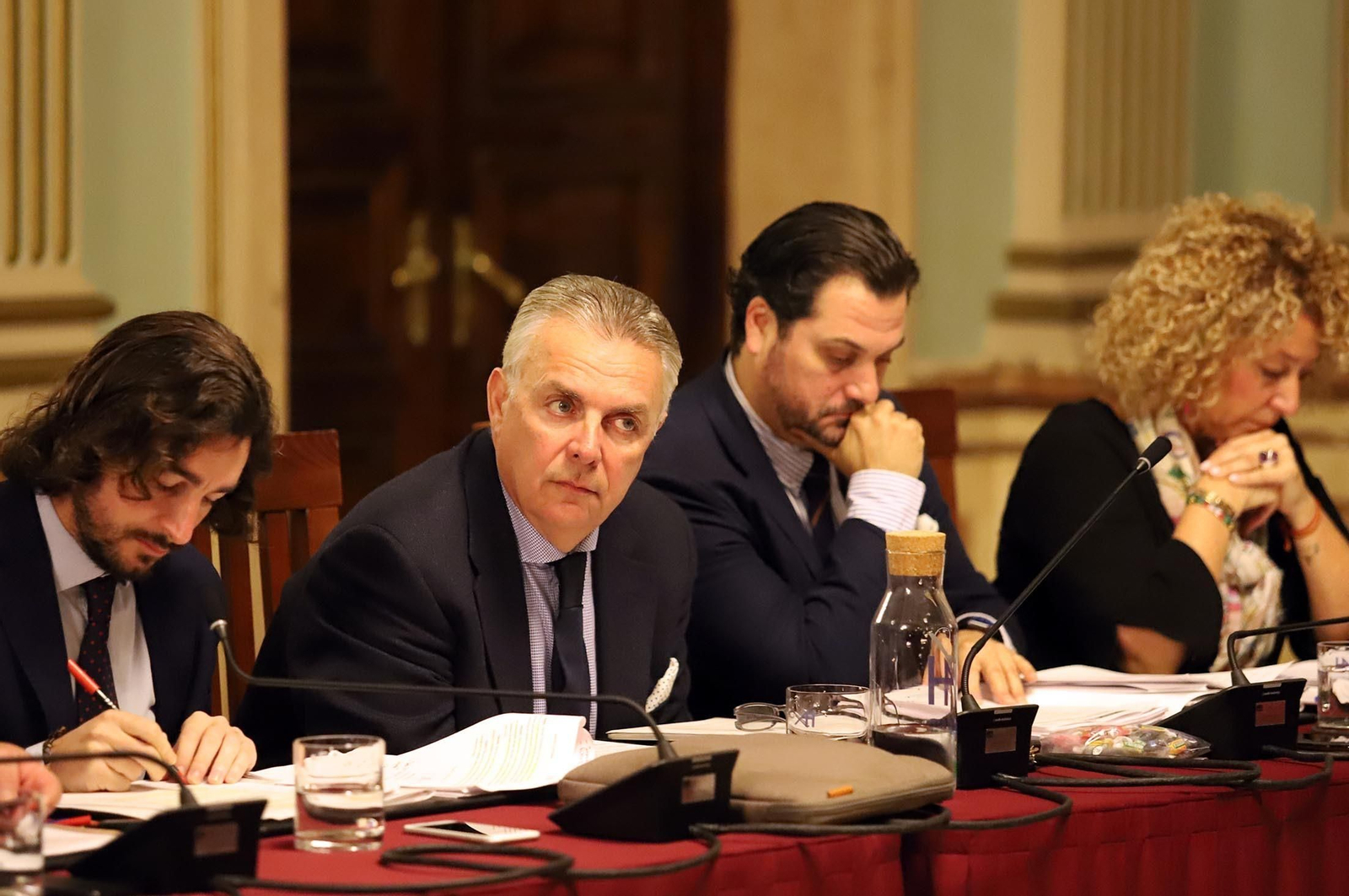 Imágenes del pleno del Ayuntamiento de Huelva
