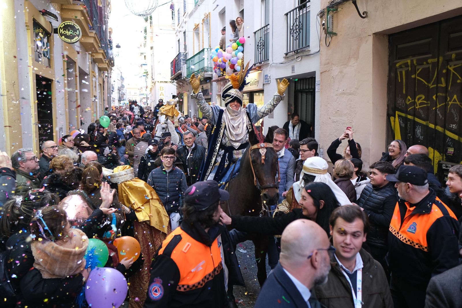 Fotos del Heraldo de los Reyes Magos en la recogida de llaves de la ciudad