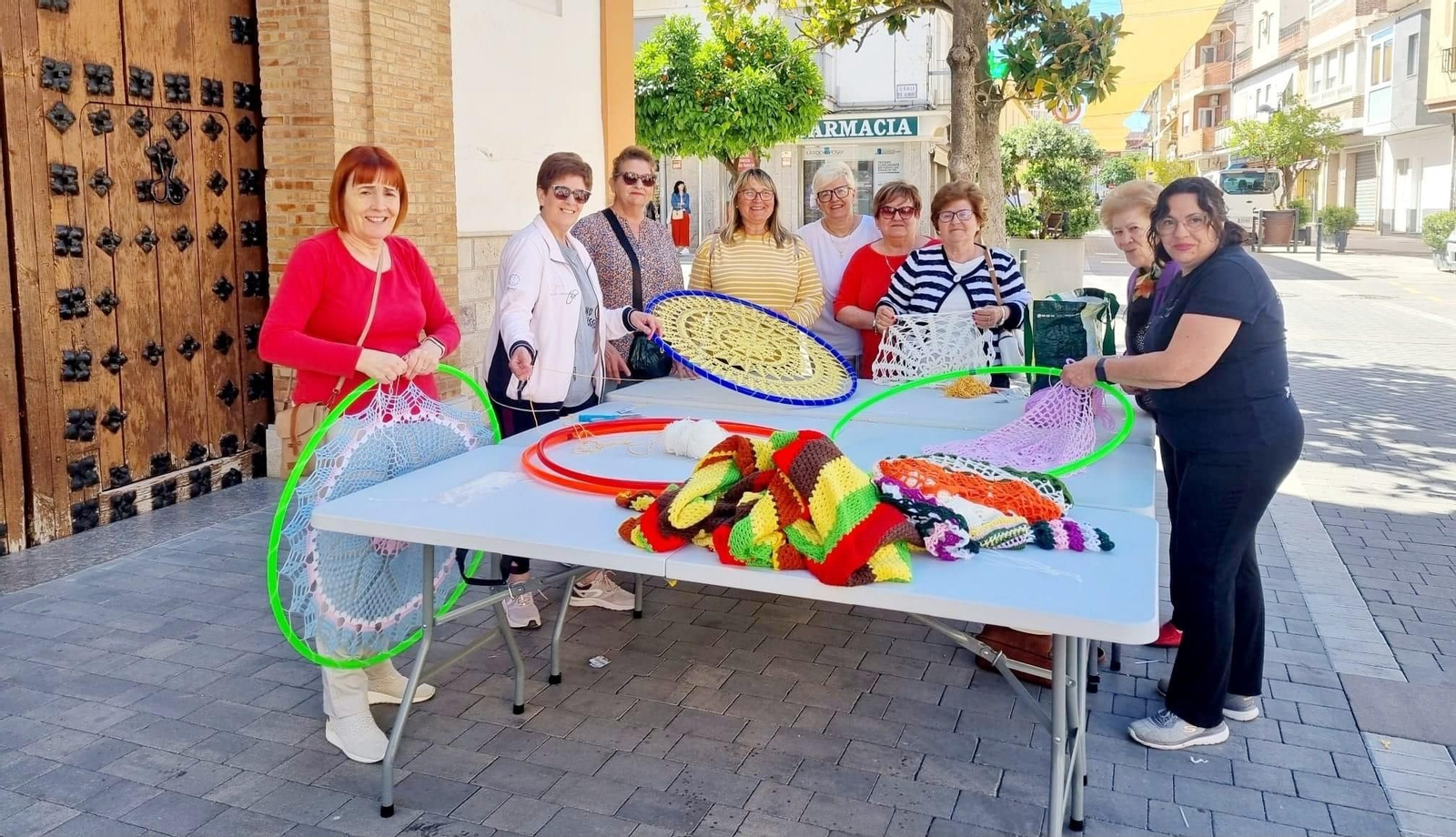 Las mujeres de Cúllar Vega confeccionan los mandalas que ya lucen en las calles del centro del municipio. Las mujeres de Cúllar Vega confeccionan los mandalas que ya lucen en las calles del centro del municipio.