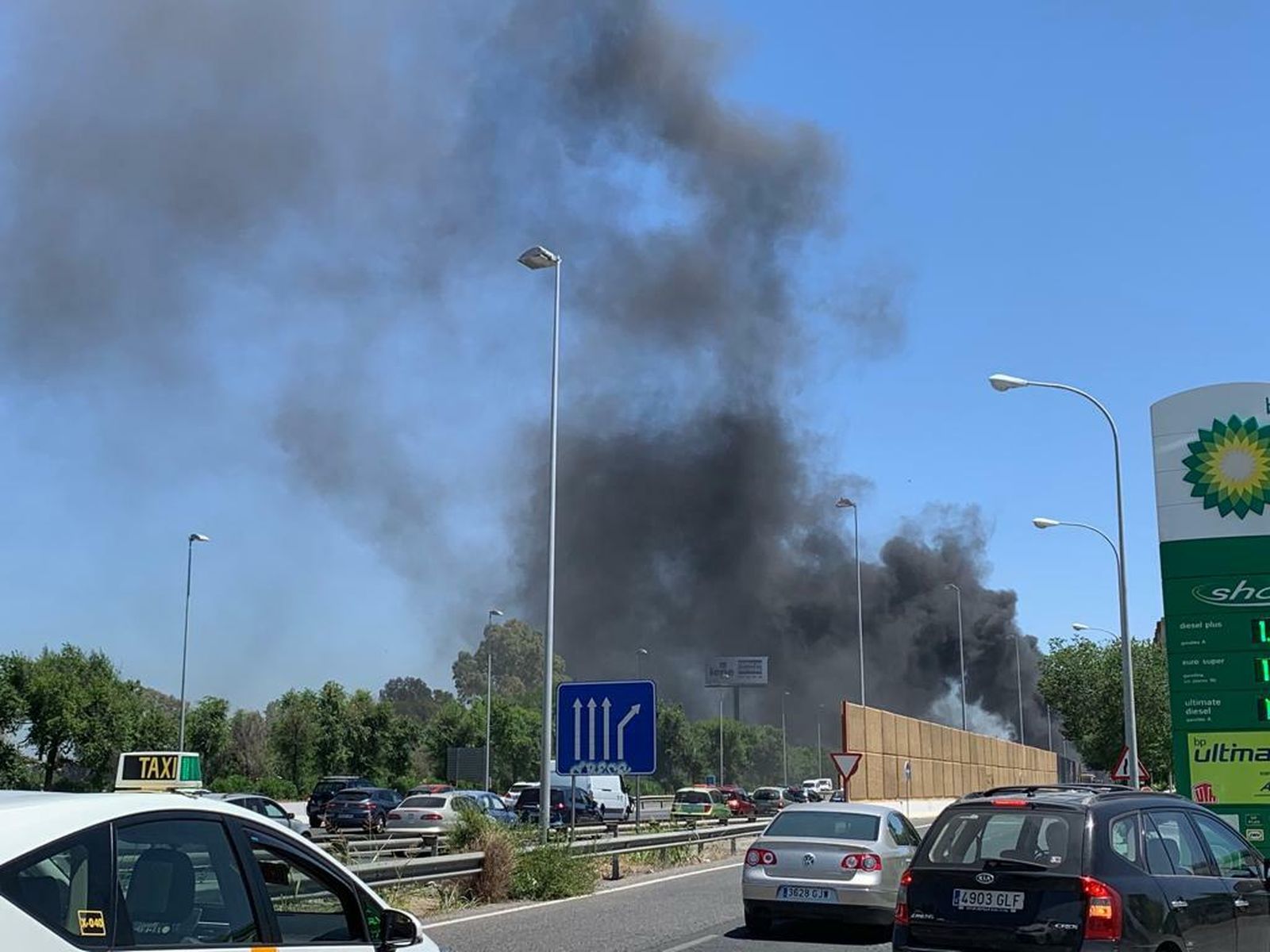 La columna de humo junto al Parque Alcosa.