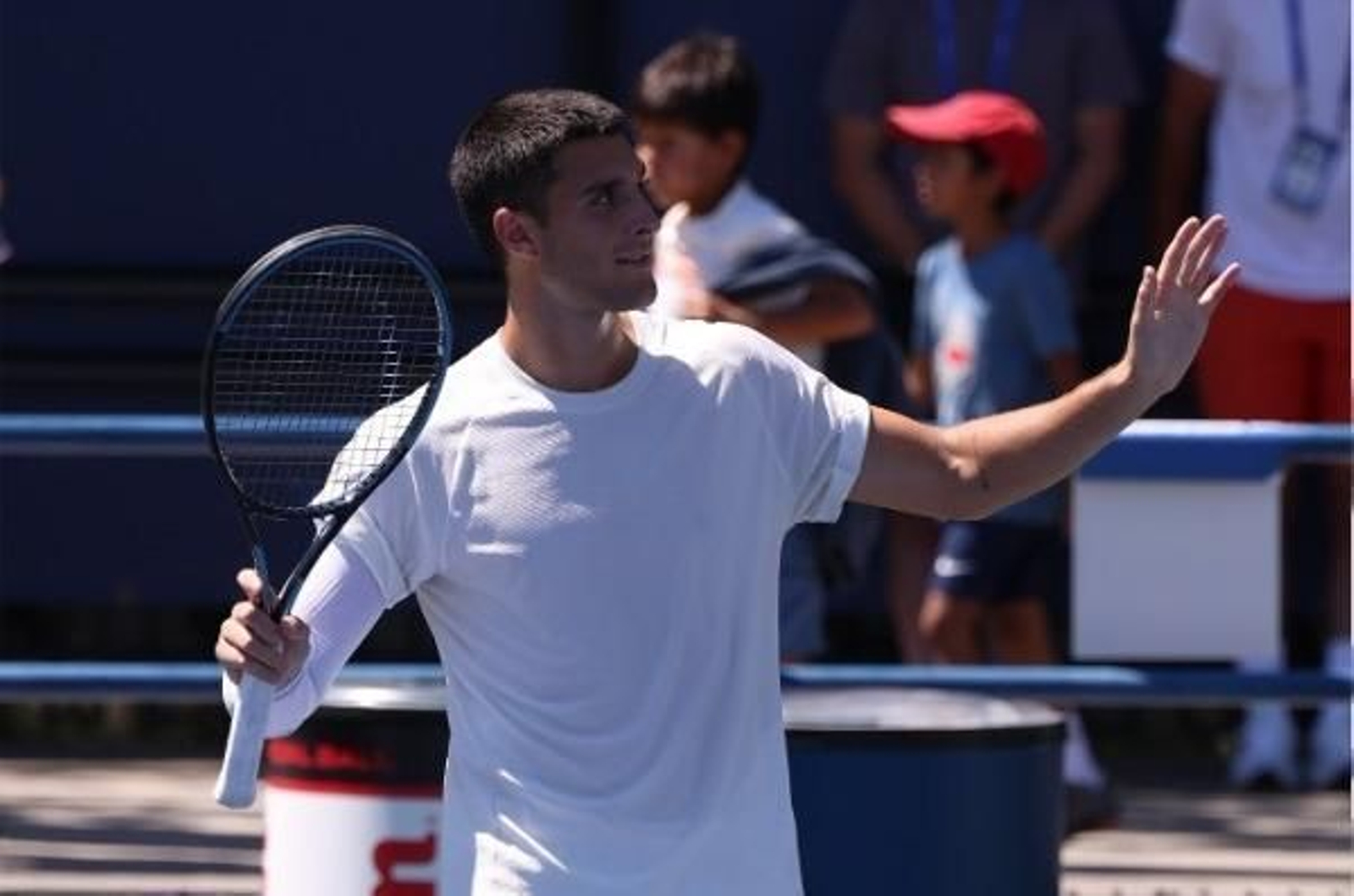Pablo Llamas celebra su triunfo en la final de la 'quality' ante el argentino Marco Trungelliti.
