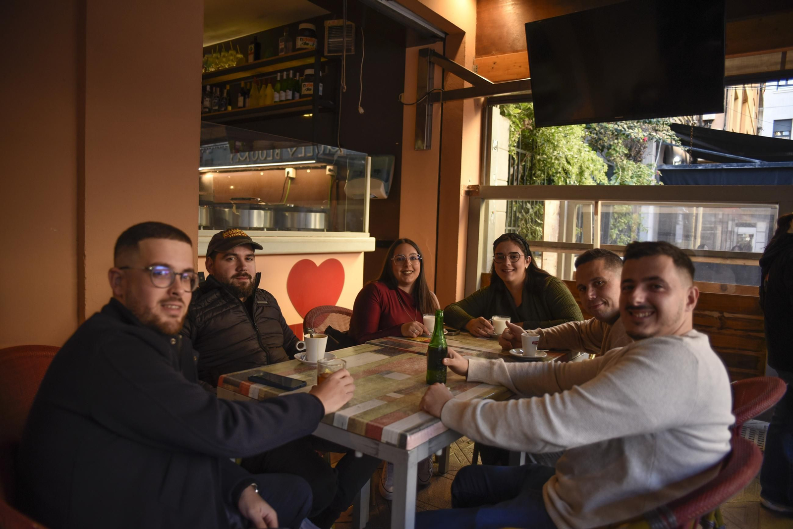 Búscate en las fotos del tardeo en el Día de la Constitución en La Línea