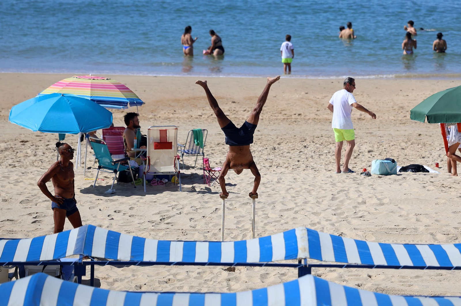 Imágenes del ambiente en las playas de Huelva durante la mañana del domingo