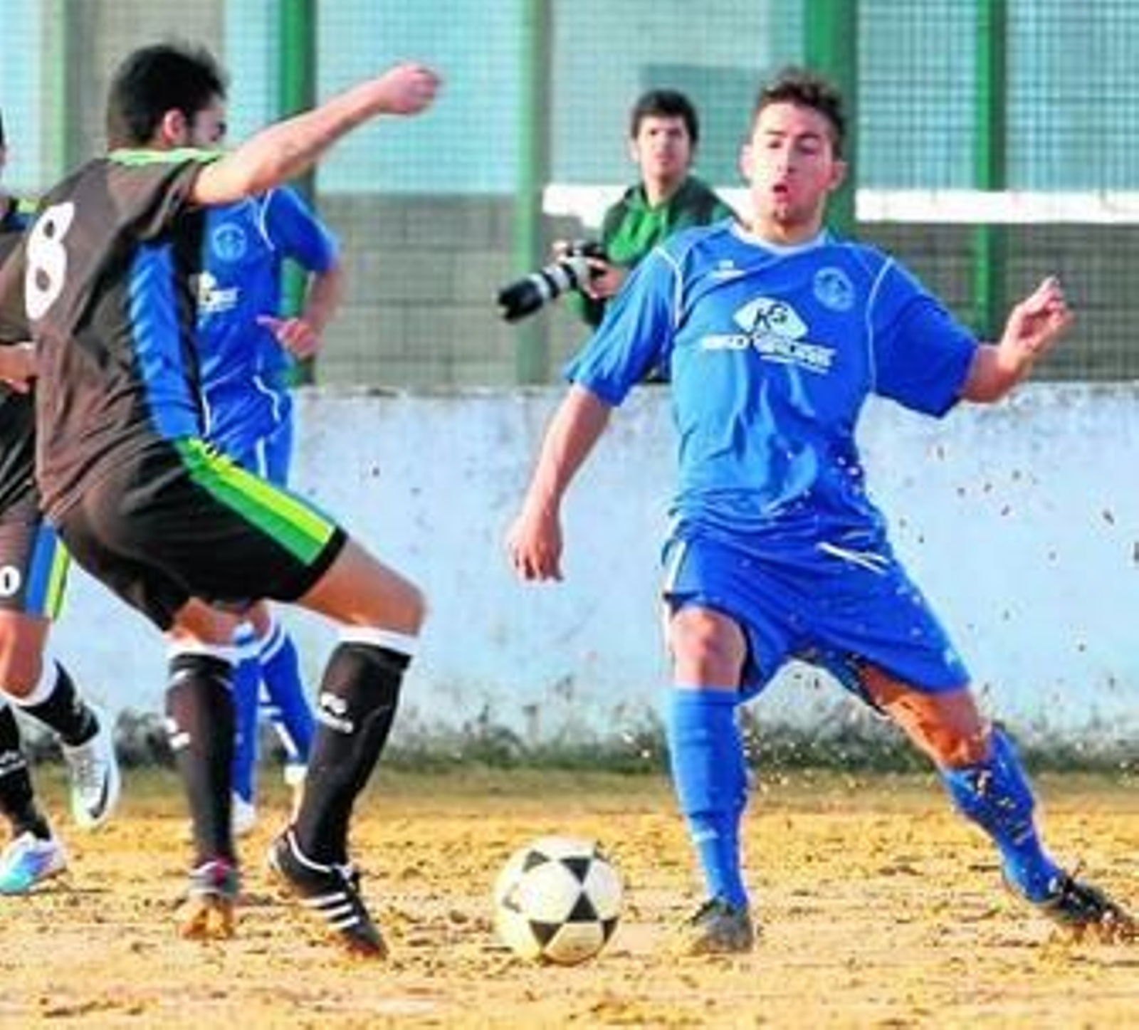 Los jugadores del Mazagón se multiplicarán en su visita al Valdelamusa.