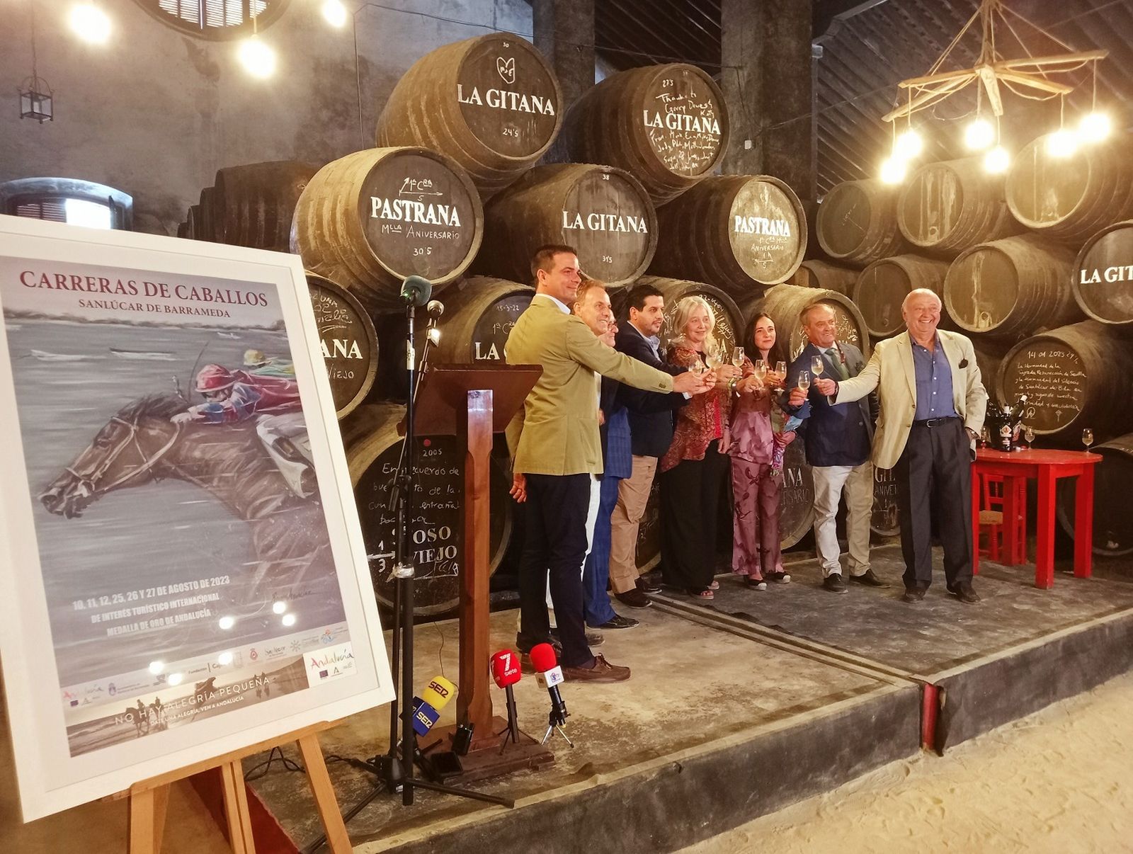 Como cada miércoles de Feria, en esta jornada se ha presentado el cartel anunciador de las carreras de caballos de Sanlúcar.