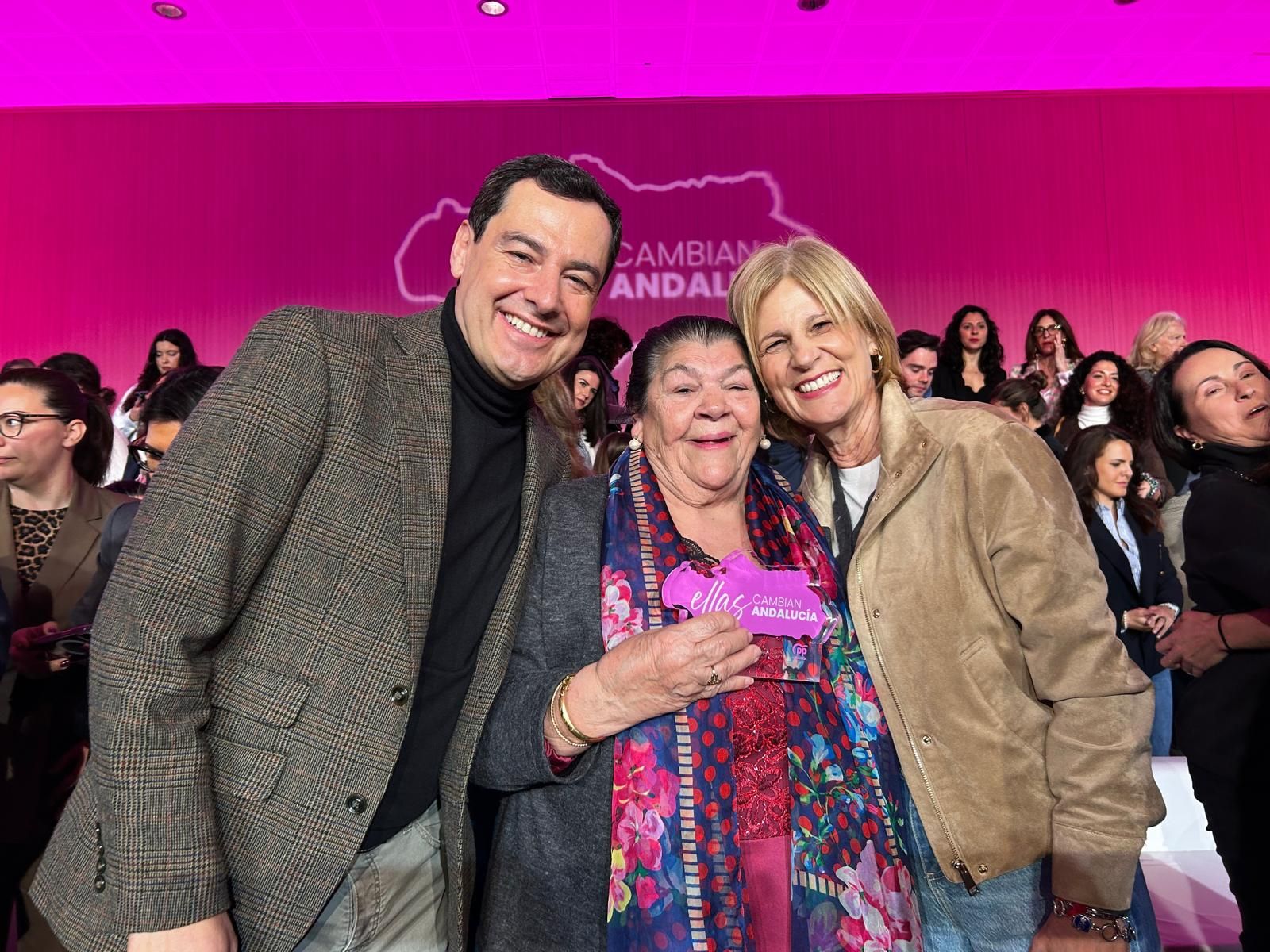 Tía Yoya, con Juanma Moreno y María José García-Pelayo.